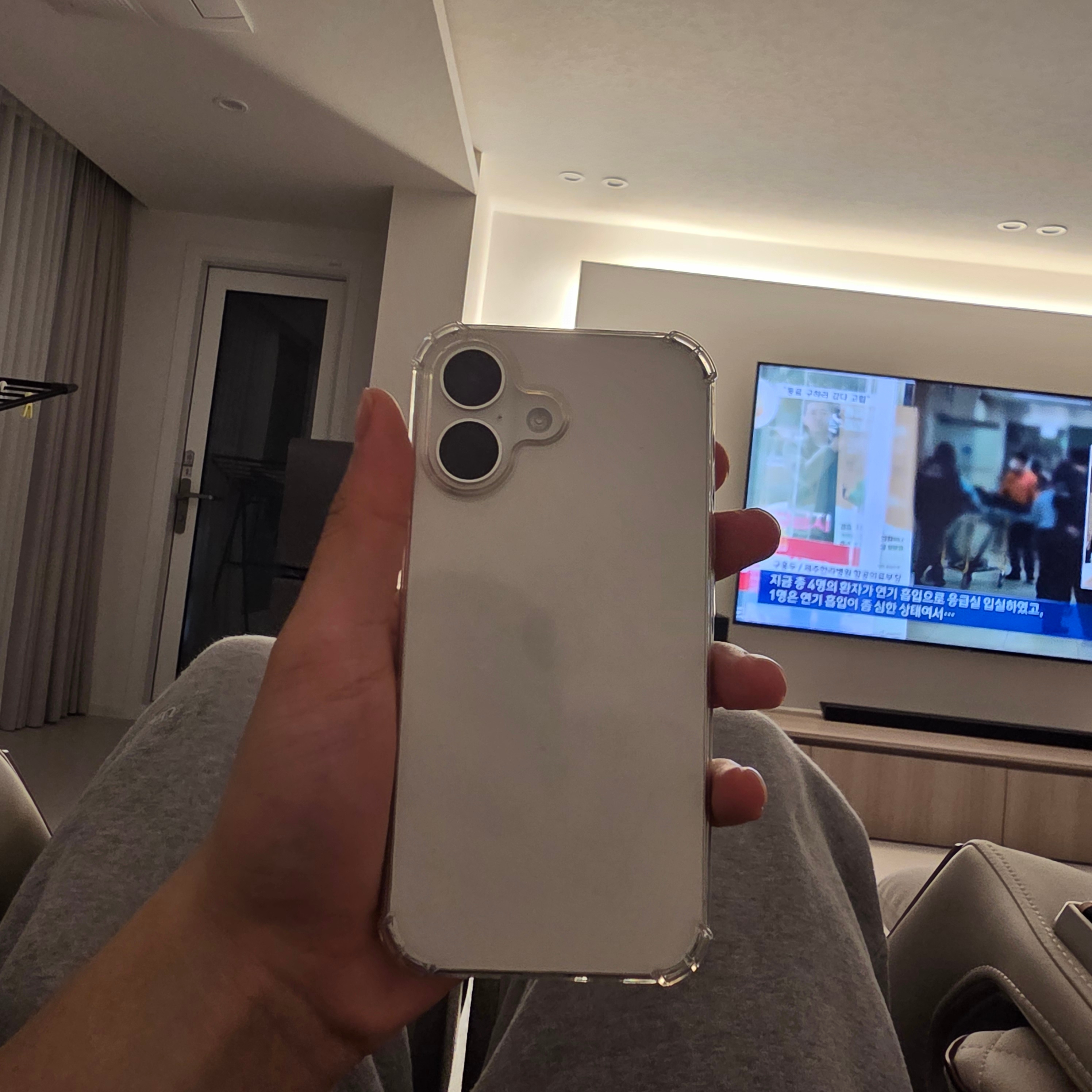 Samsung Galaxy Book3 Pro 35.6cm i5 256GB SSD / 16GB RAM Graphite (Korean Ver.), Samsung Galaxy Z Fold7 512GB Jet Black (Korean Ver.) 착용 스타일 - 2