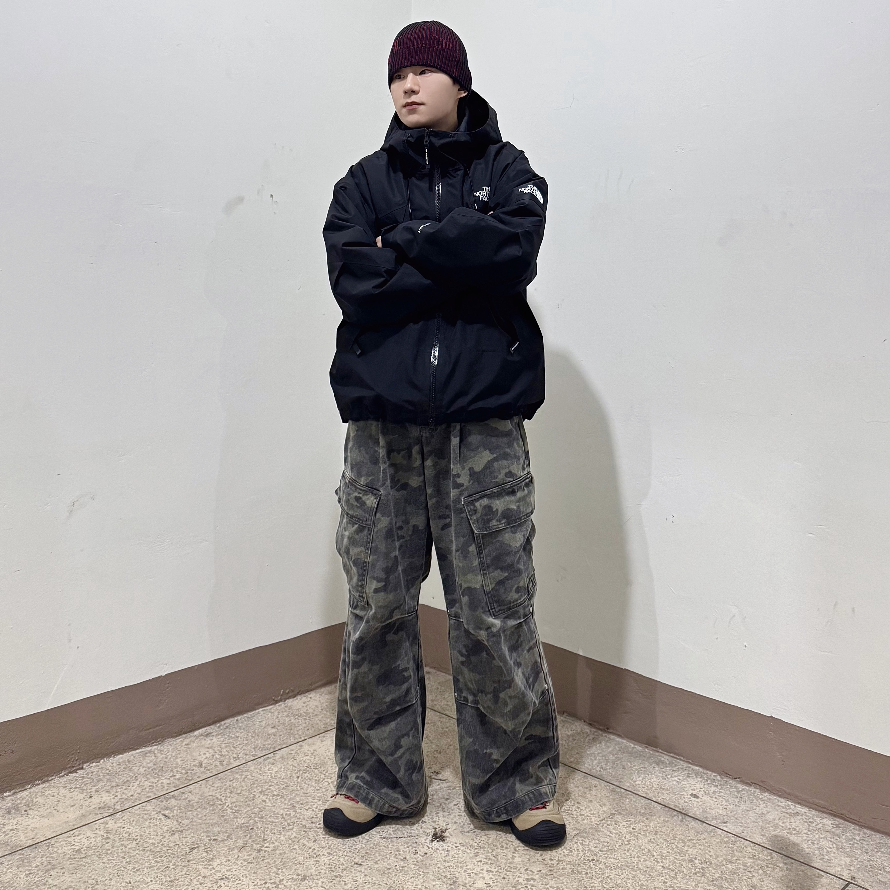(W) MM6 Maison Margiela Numeric Minimal Signature Ring Polished Silver Palladium, Keen Jasper Suede Sneakers Silver Mink 착용 스타일 - 2