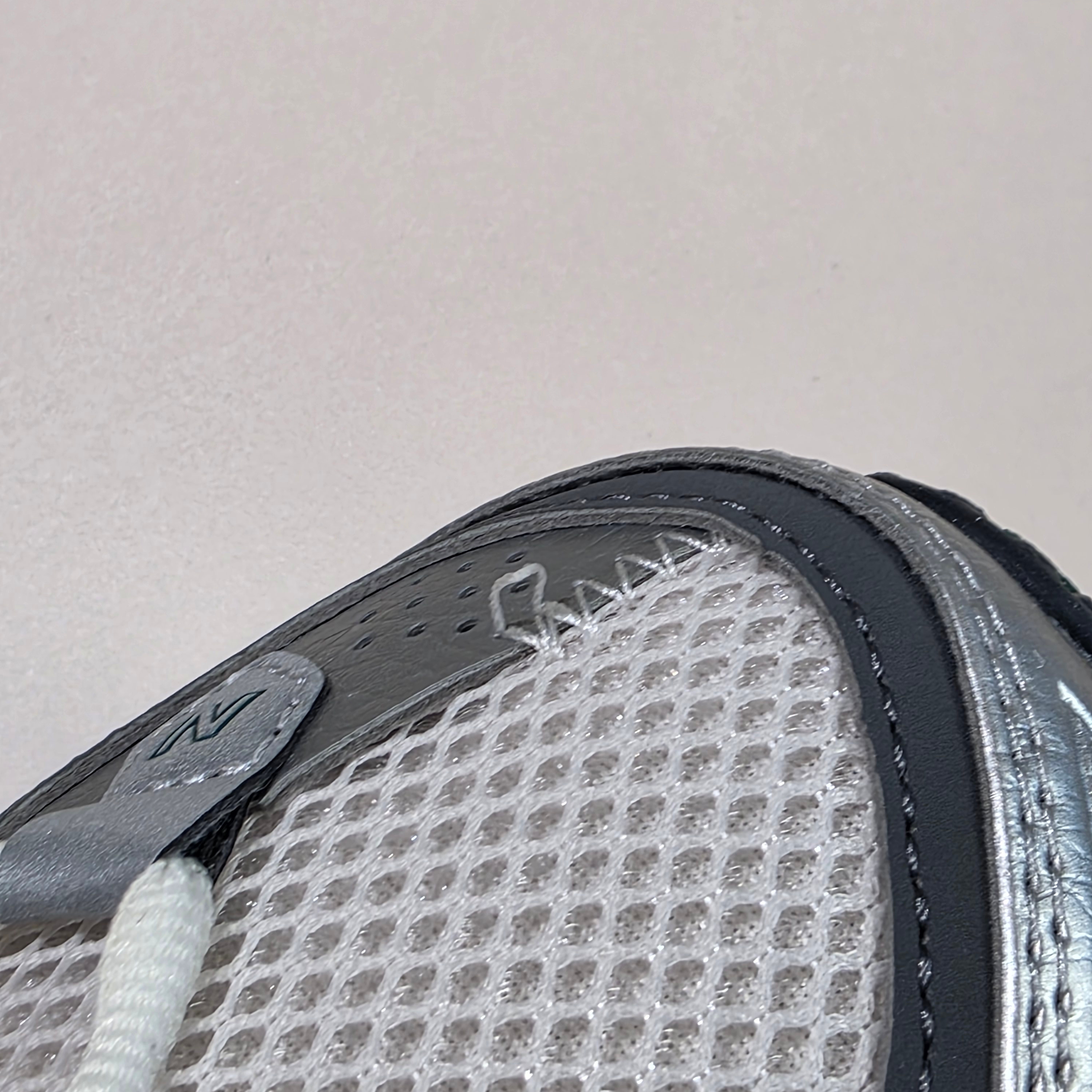 New Balance 1906A Silver Metallic Castlerock 착용 스타일 - 1