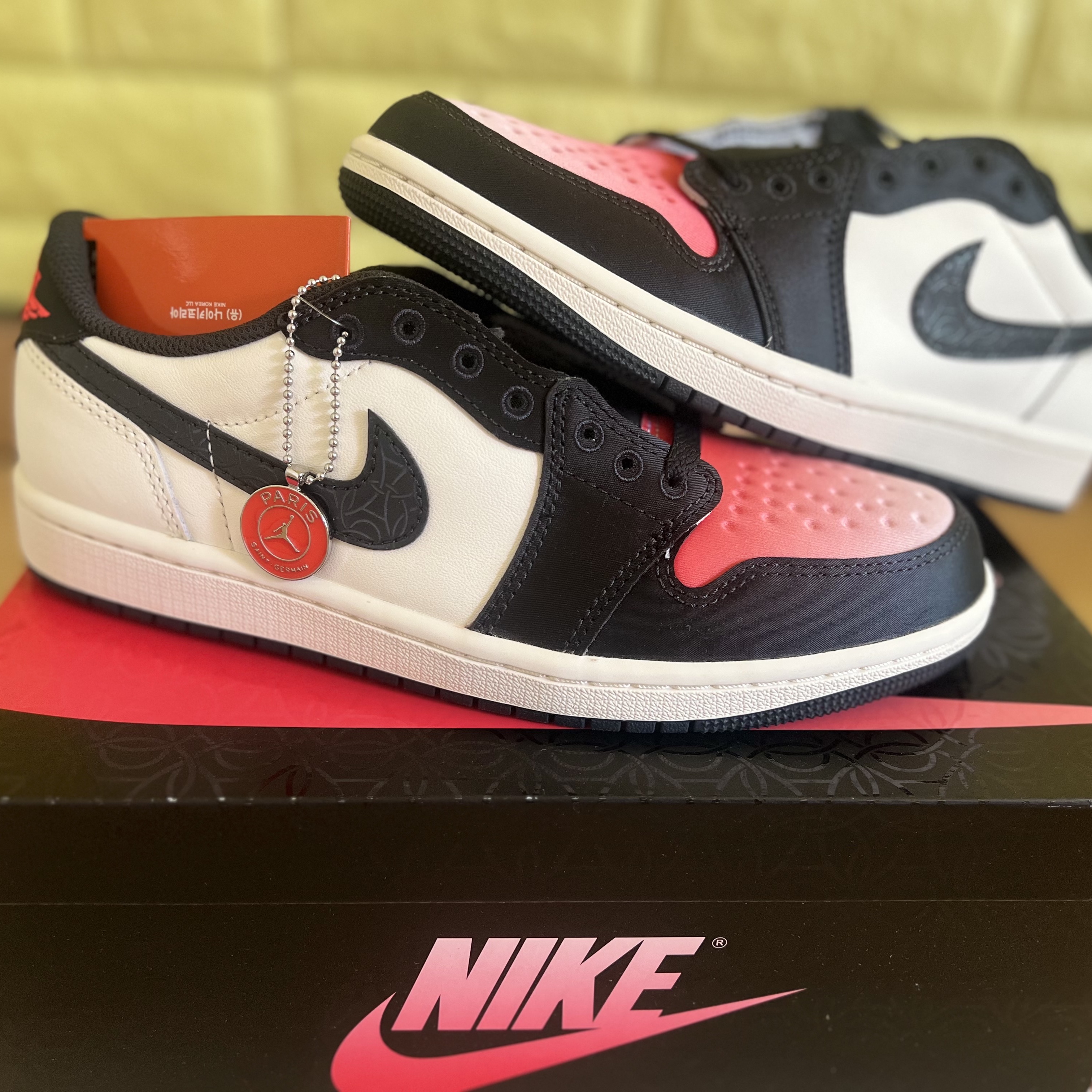Jordan 1 x Paris Saint-Germain Retro Low OG Sail and Off Noir 착용 스타일