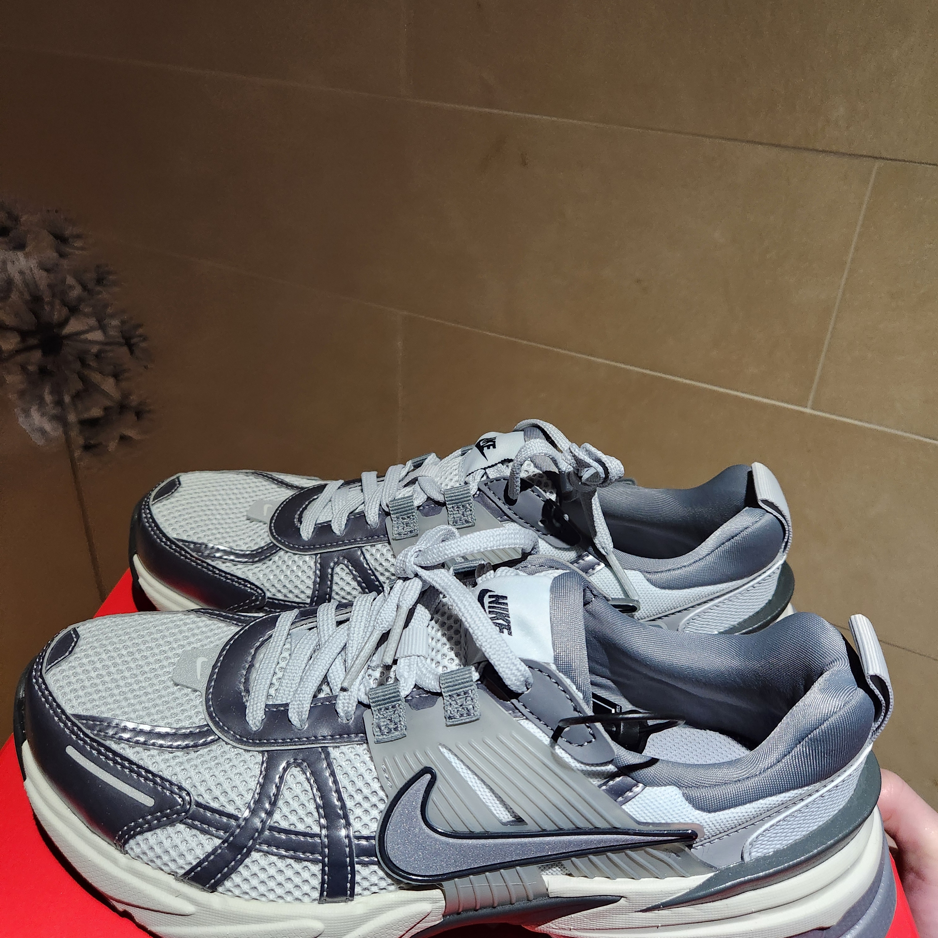 Nike V2K Run Pure Platinum Wolf Grey 착용 스타일 - 2