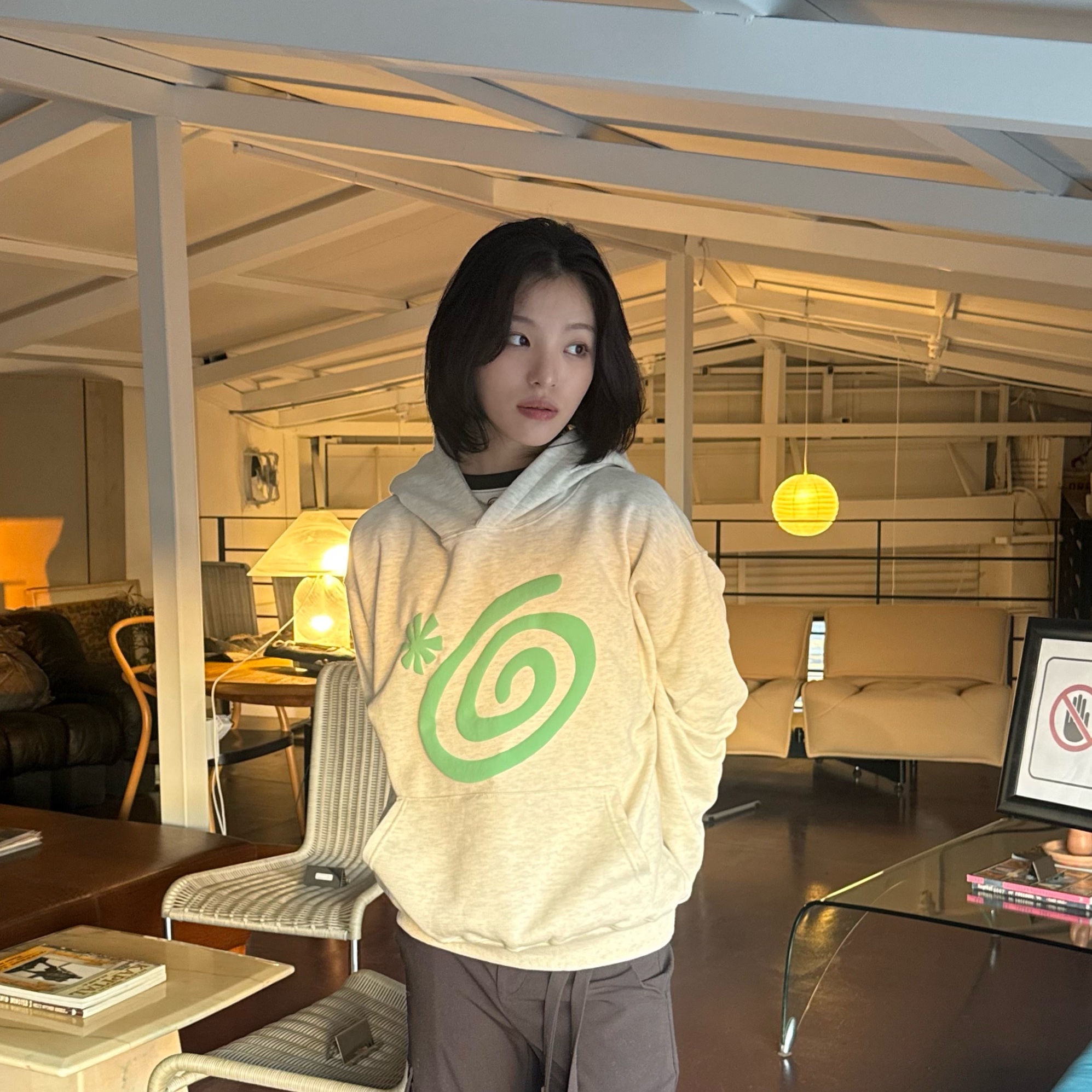 AMOU Molly Hoodie Cream Melange, AMOU Molly Hoodie Light Mint 착용 스타일 - 2