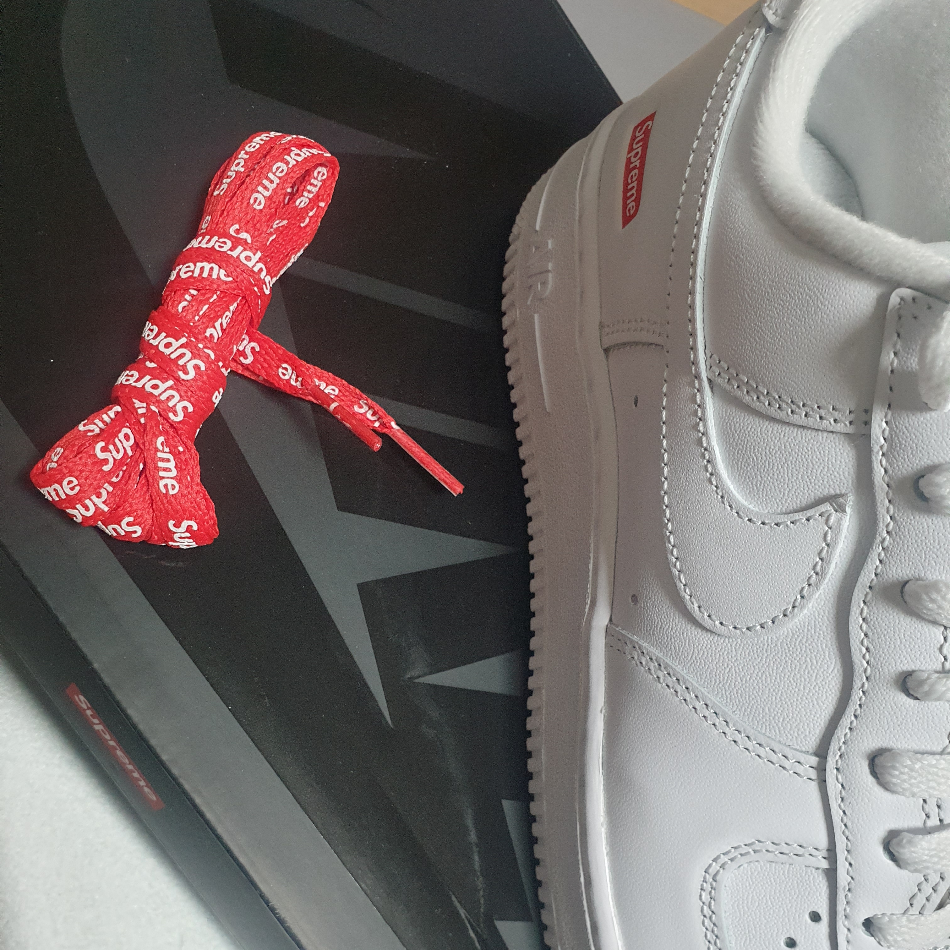 Nike x Supreme Air Force 1 Low White 착용 스타일