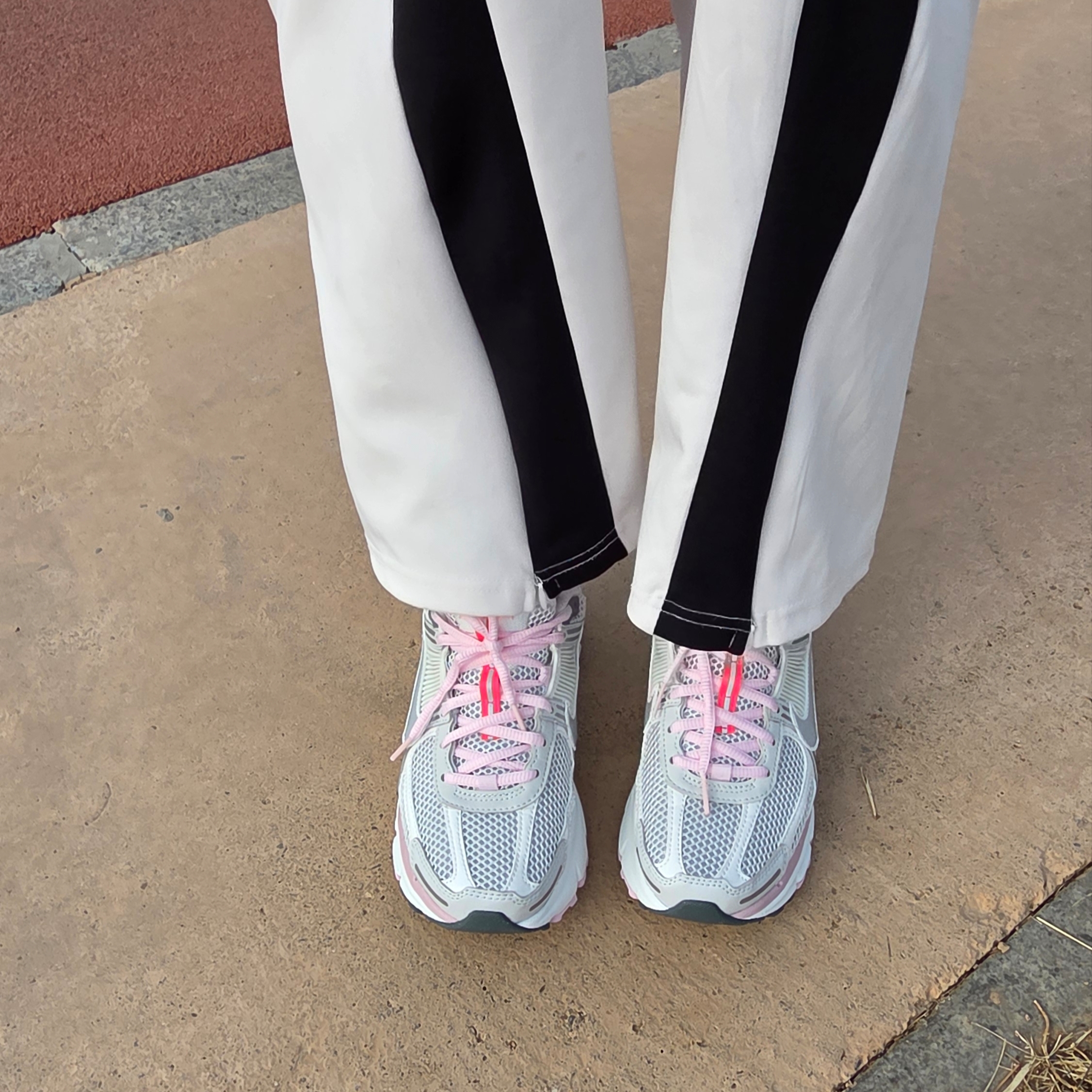 (W) Nike Zoom Vomero 5 Photon Dust Metallic Silver 착용 스타일 - 4