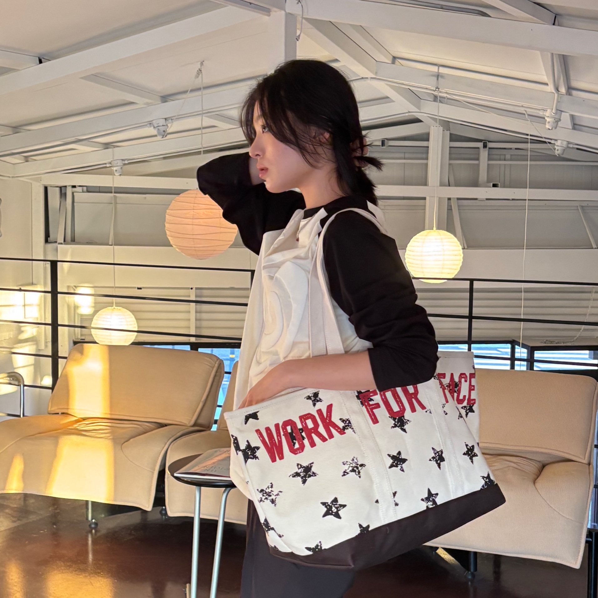 AMOU Dot Star Tote Bag, AMOU Molly Reglan long sleeve Black 착용 스타일 - 6