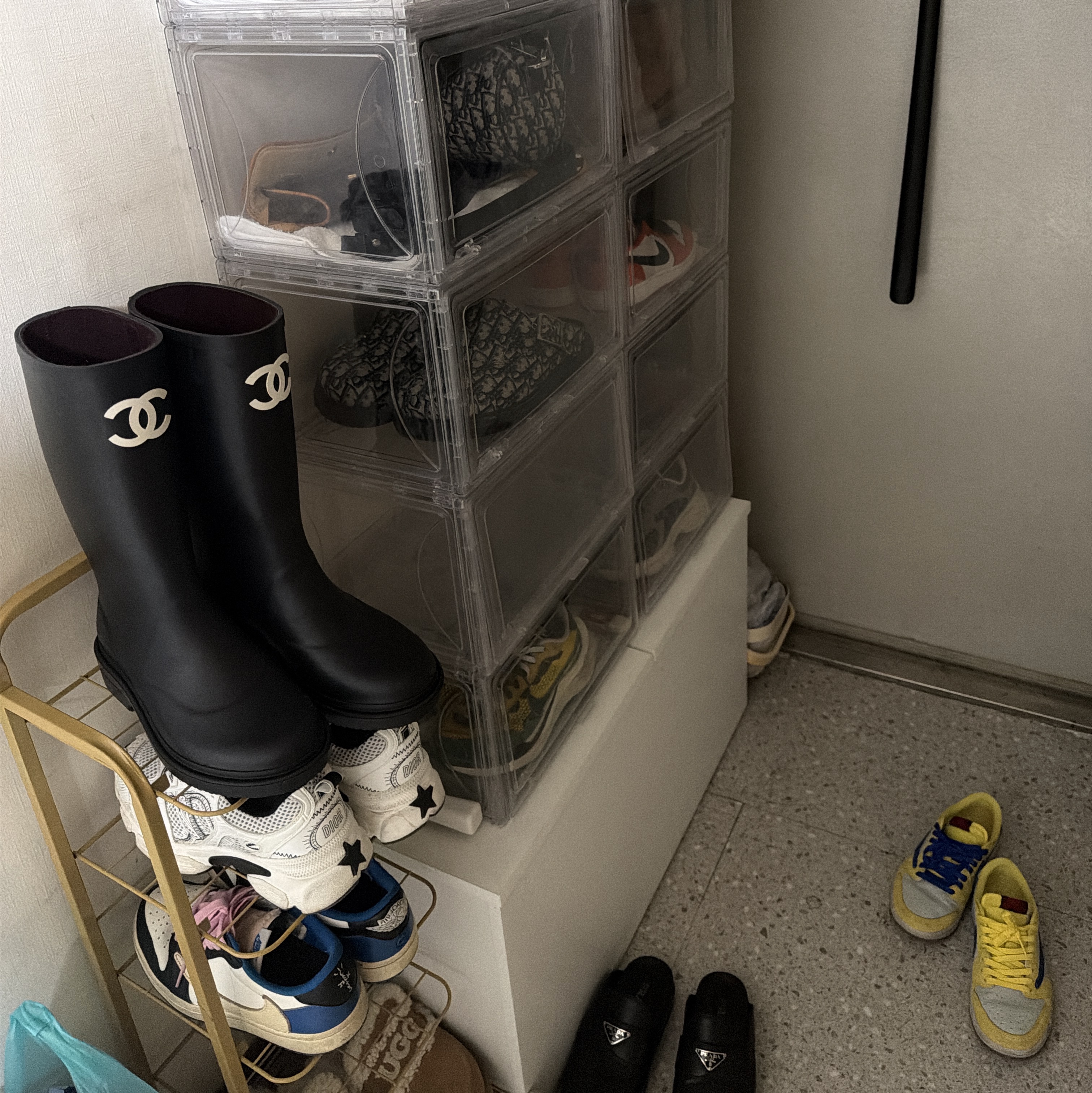 (W) Chanel Boots Caoutchouc & Black, (W) Jordan 1 x Travis Scott Retro Low OG SP Canary 착용 스타일