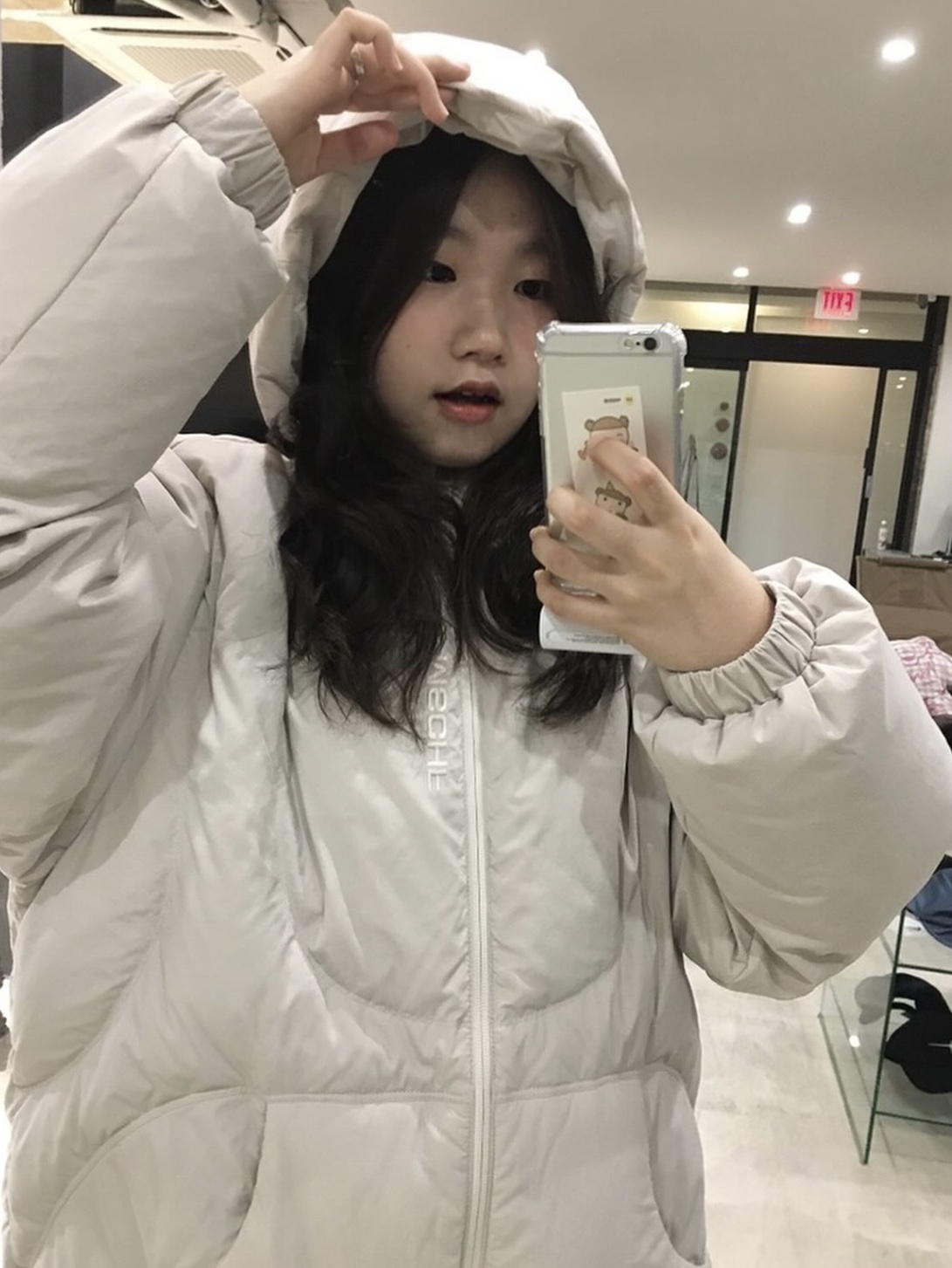 (W) Mischief Rhombus Hooded Down Jacket Ivory 착용 스타일 - 2