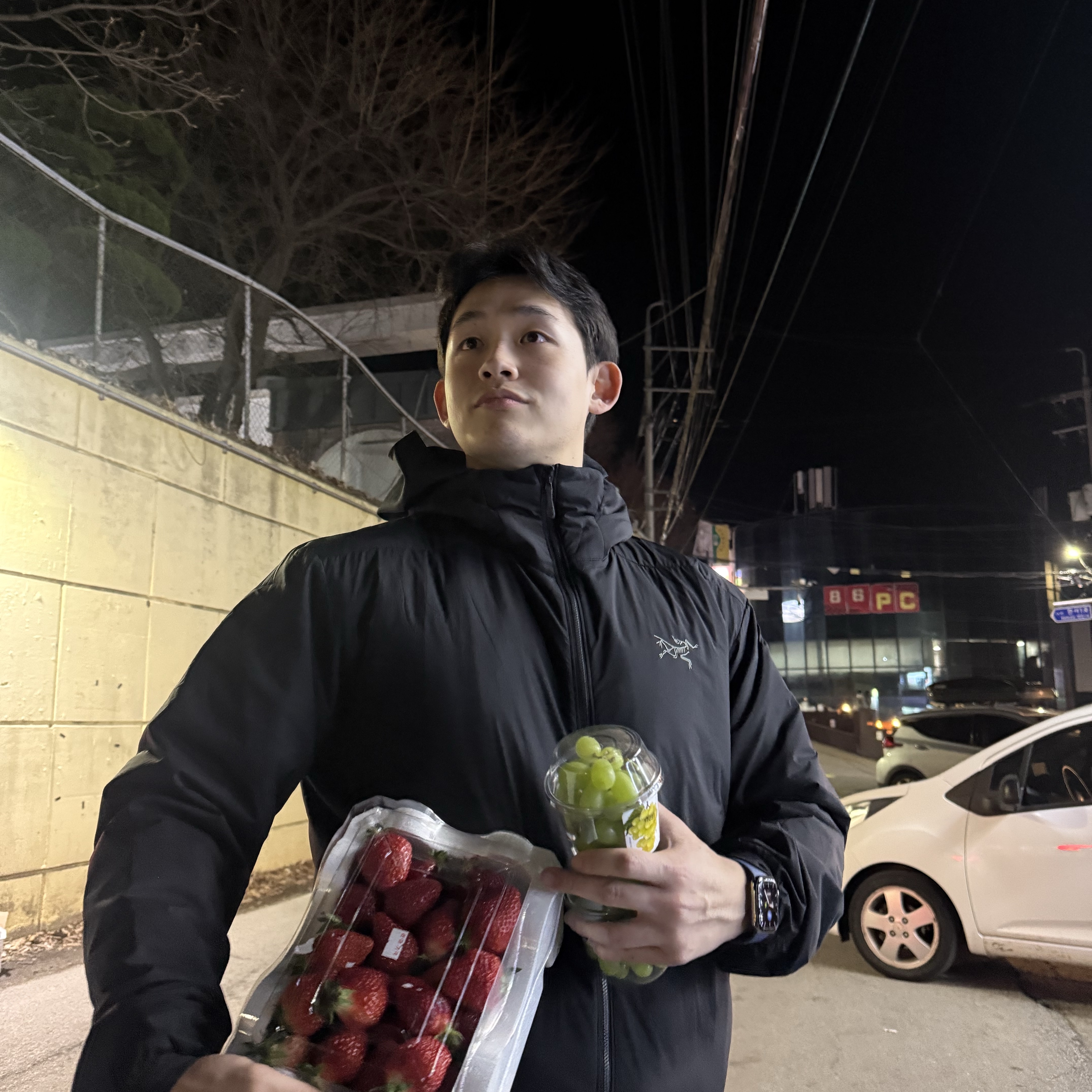Arc'teryx Atom Hoody Black 착용 스타일 - 1