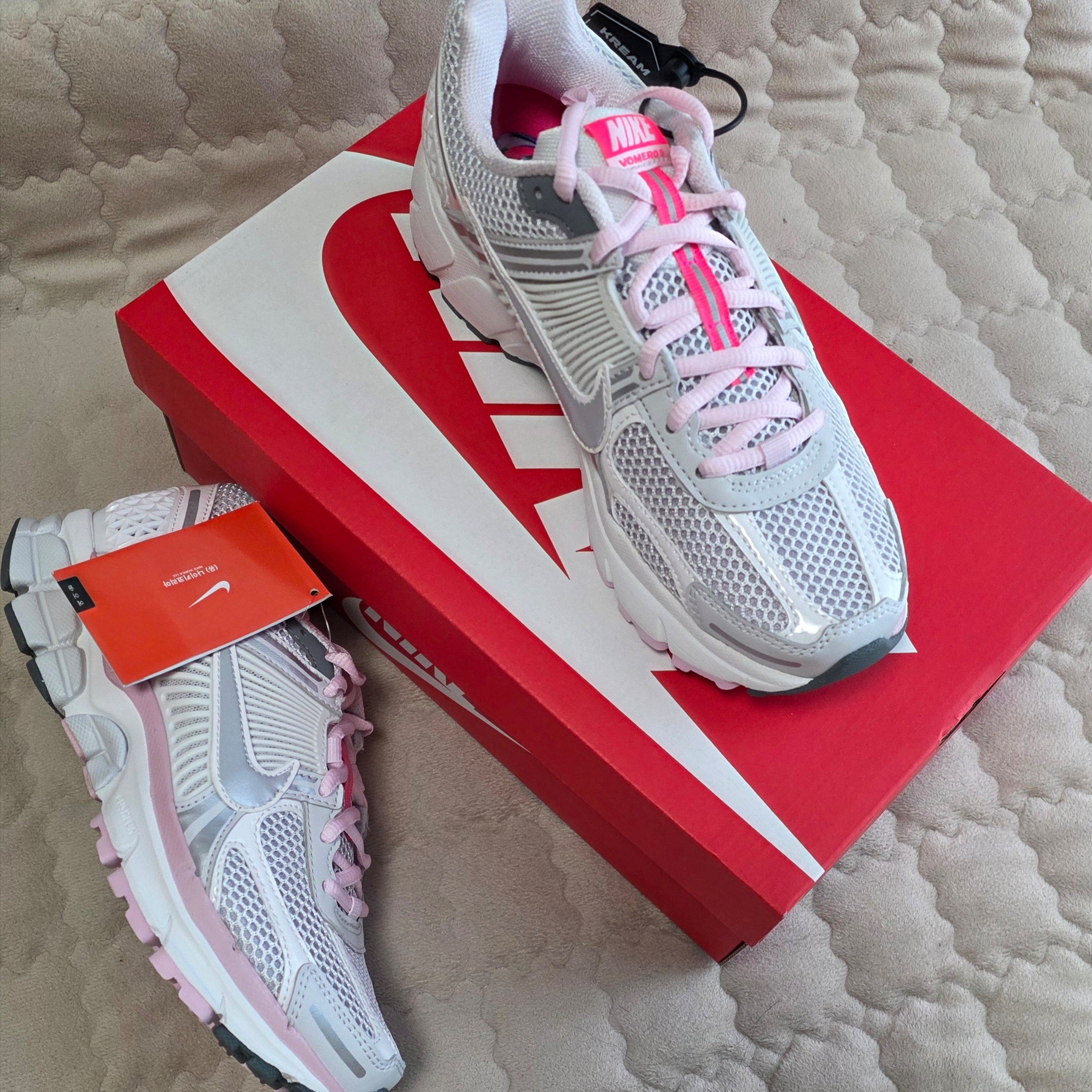(W) Nike Zoom Vomero 5 Photon Dust Metallic Silver 착용 스타일 - 1