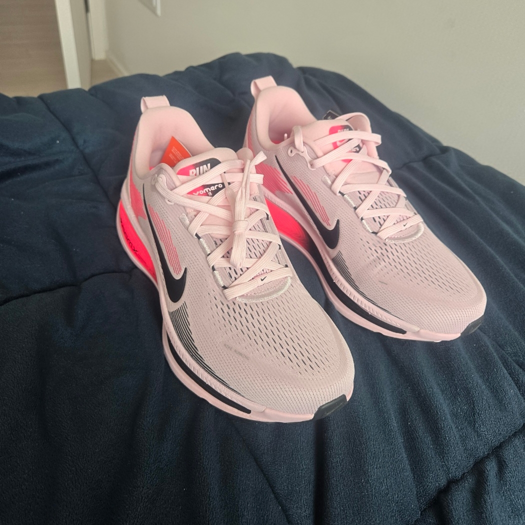 Nike Vomero 18 Pink Foam Hyper Pink 착용 스타일 - 1