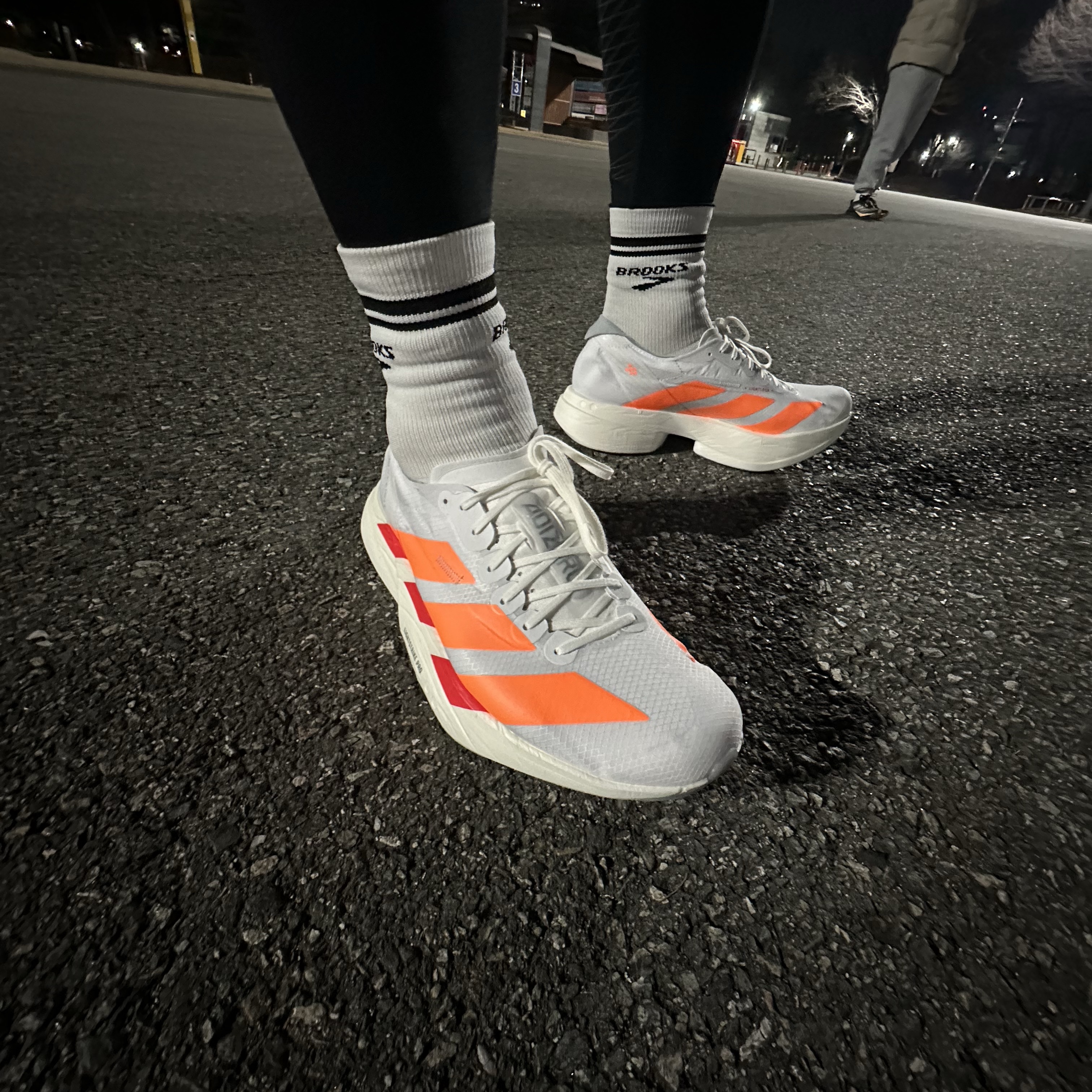 Adidas Adizero Adios Pro 4 Cloud White Lucid Orange, Nike Therma-Fit ADV Repel Down Running Vest Black - Asia 착용 스타일 - 3