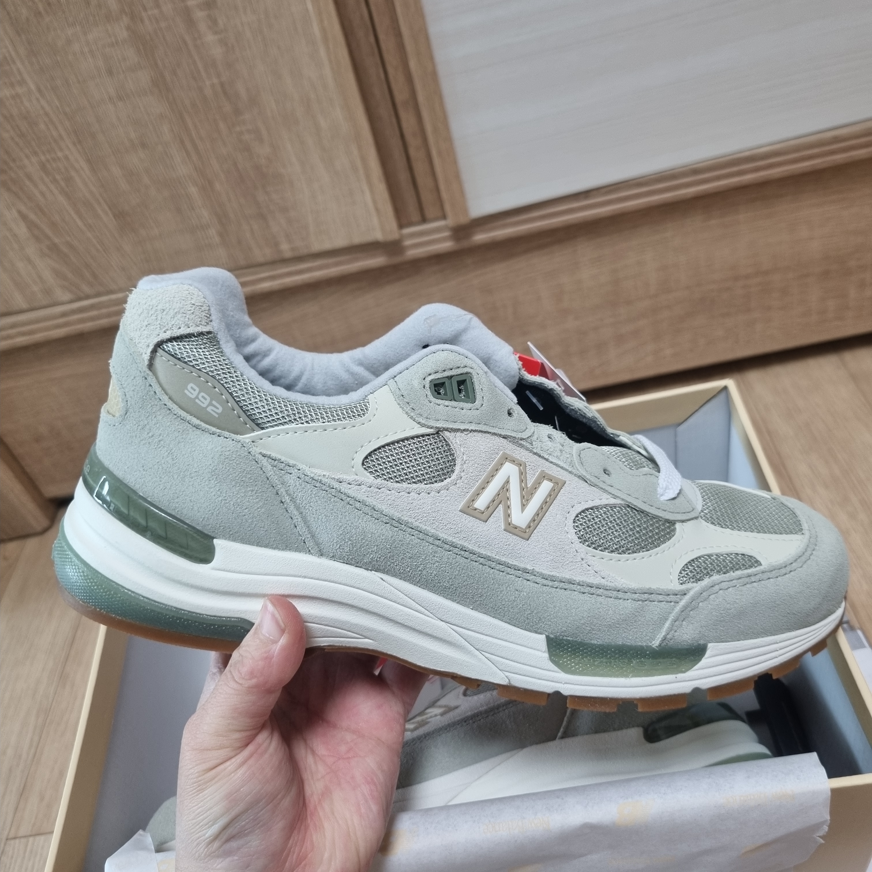 New Balance x Teddy Santis 992 Made in USA Olivine Incense 착용 스타일 - 1