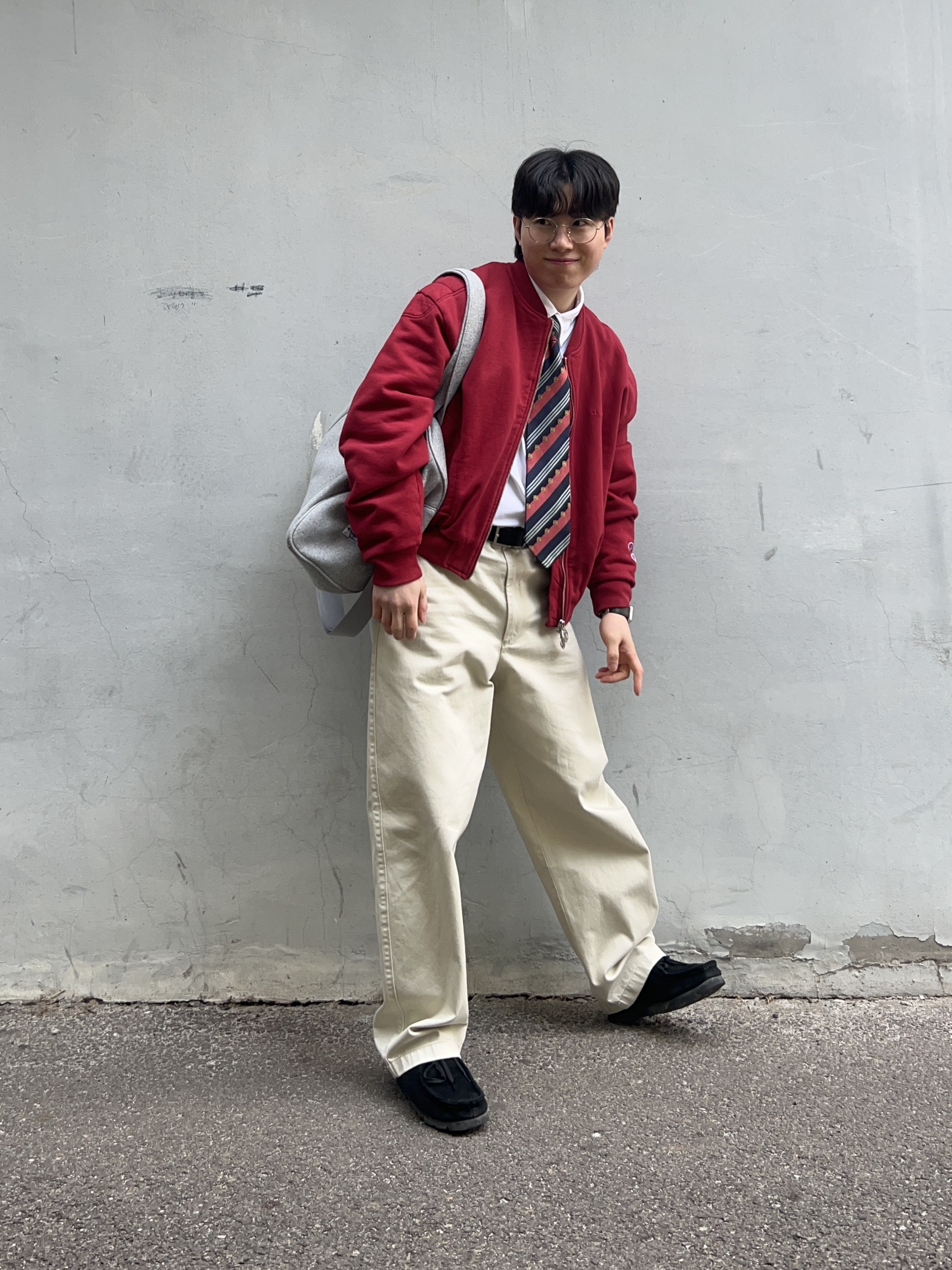 Clarks Wallabee Gtx Suede Black, Zara x Champion Padded Bomber Jacket Red 착용 스타일 - 4