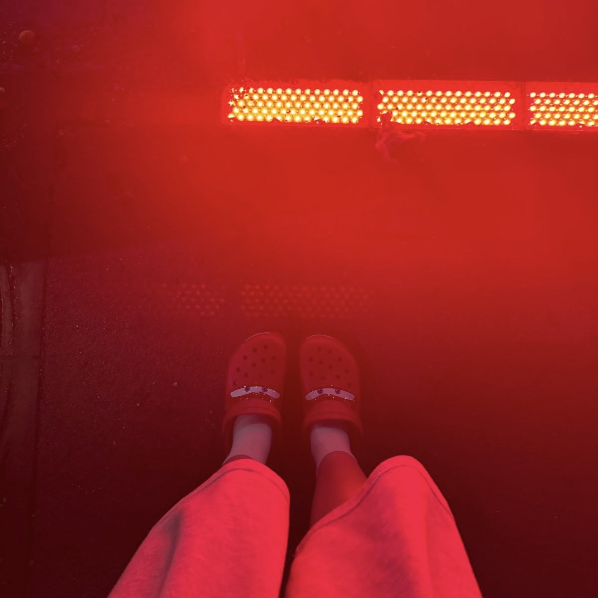 Crocs x Cars Classic Clog Lightning McQueen 착용 스타일