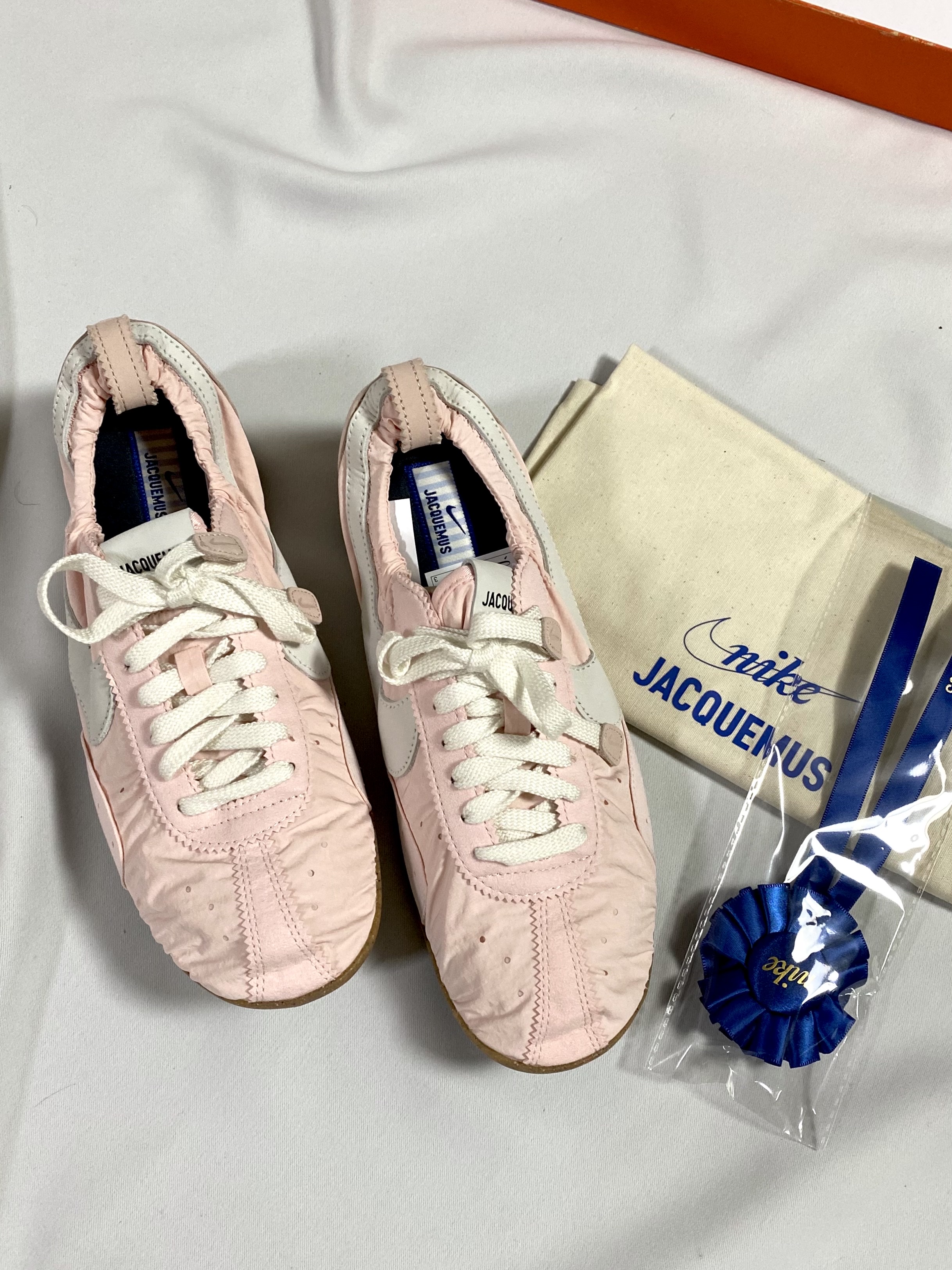 Nike x Jacquemus Moon Shoe SP Aluminum Pink Sail 착용 스타일 - 2