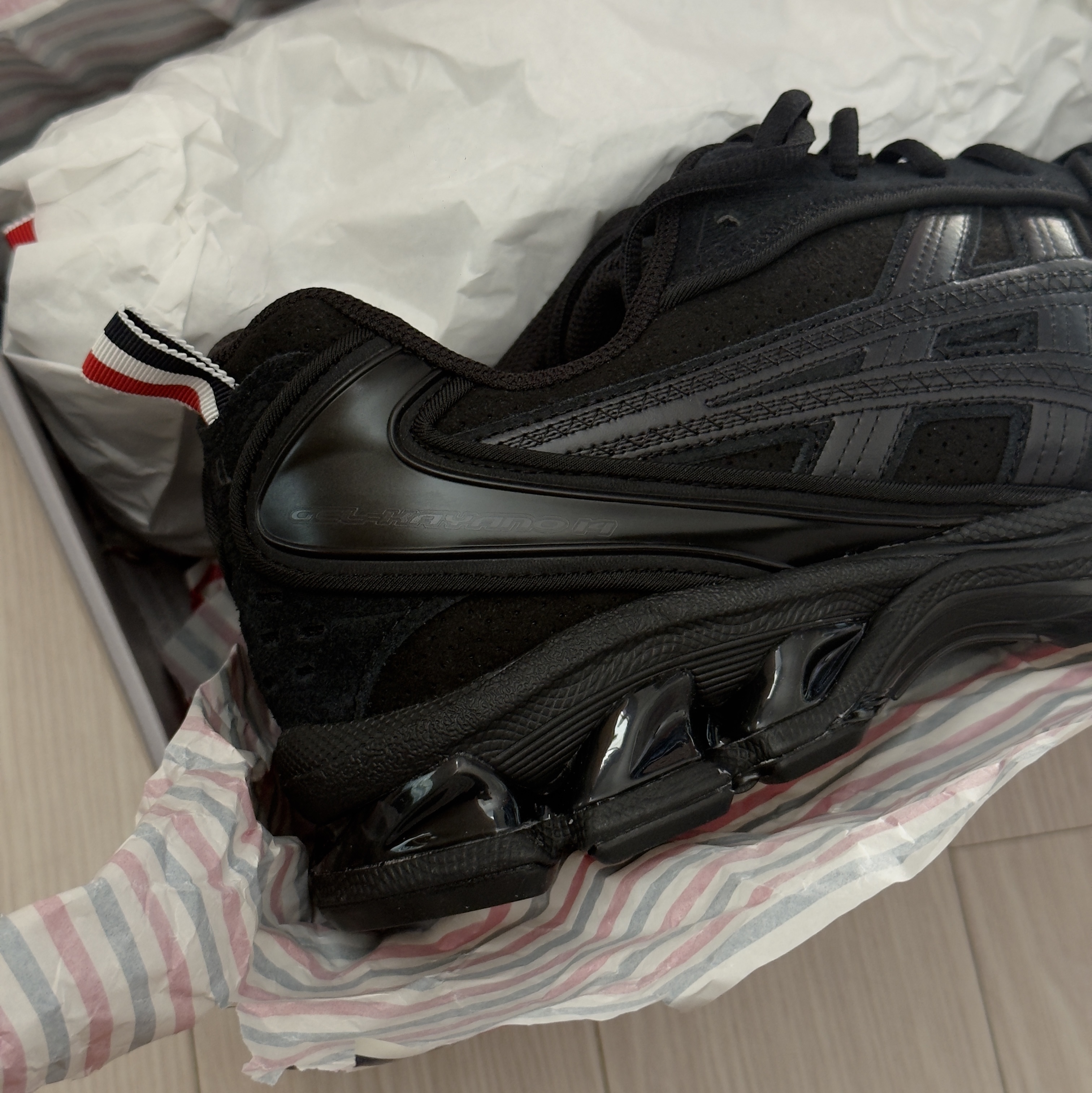 Asics x Thom Browne Gel-Kayano 14 Black 착용 스타일 - 4