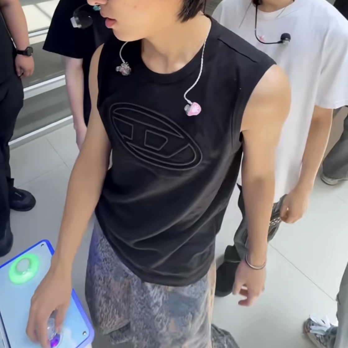 Diesel T-Bisco-Bigoval Sleeveless Top Black 착용 스타일
