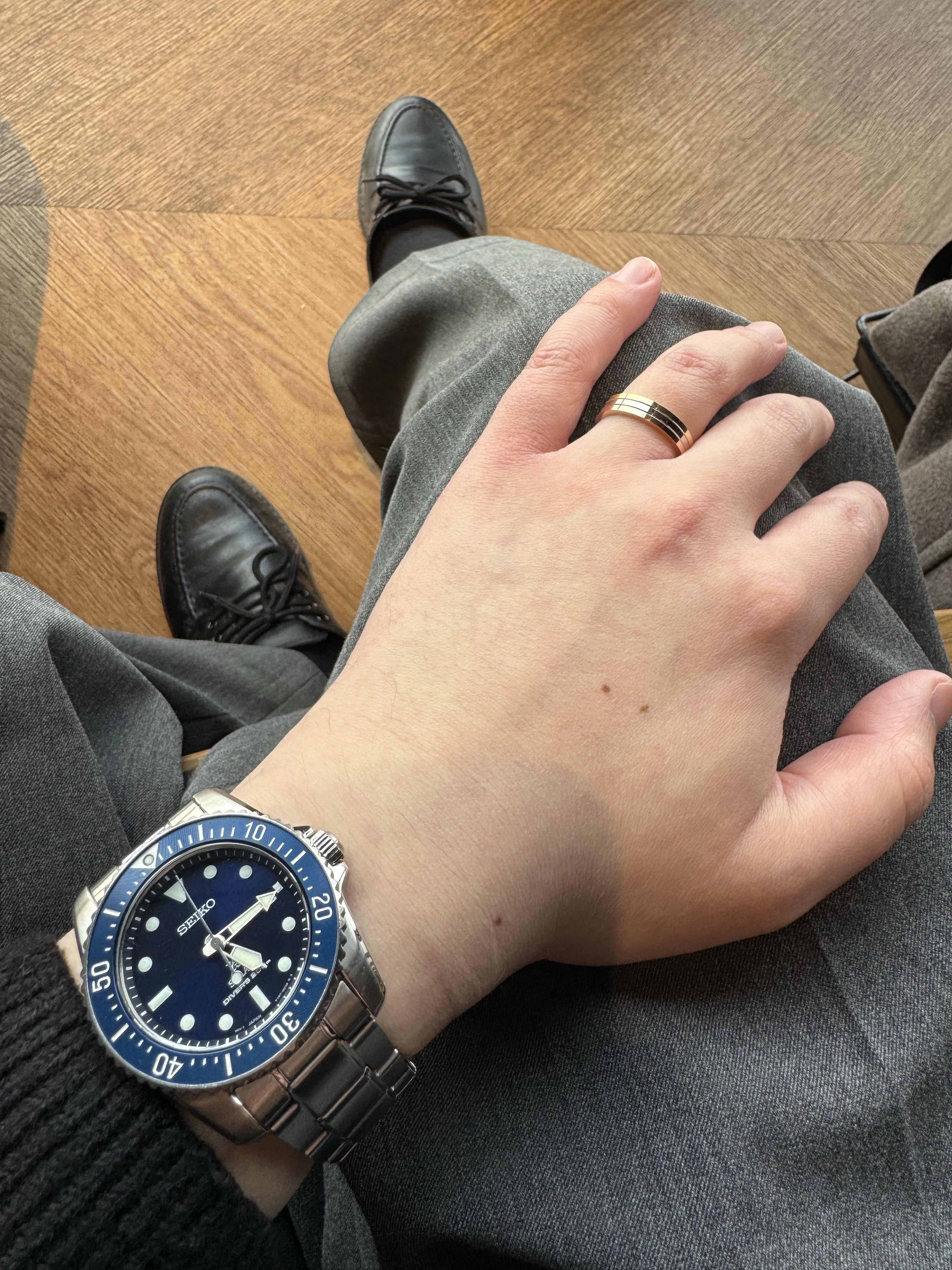 Seiko Sports SNE585P1 Blue Sunray Finish, Cartier Vendome Louis Cartier Wedding Band White Gold Yellow Gold Rose Gold 착용 스타일