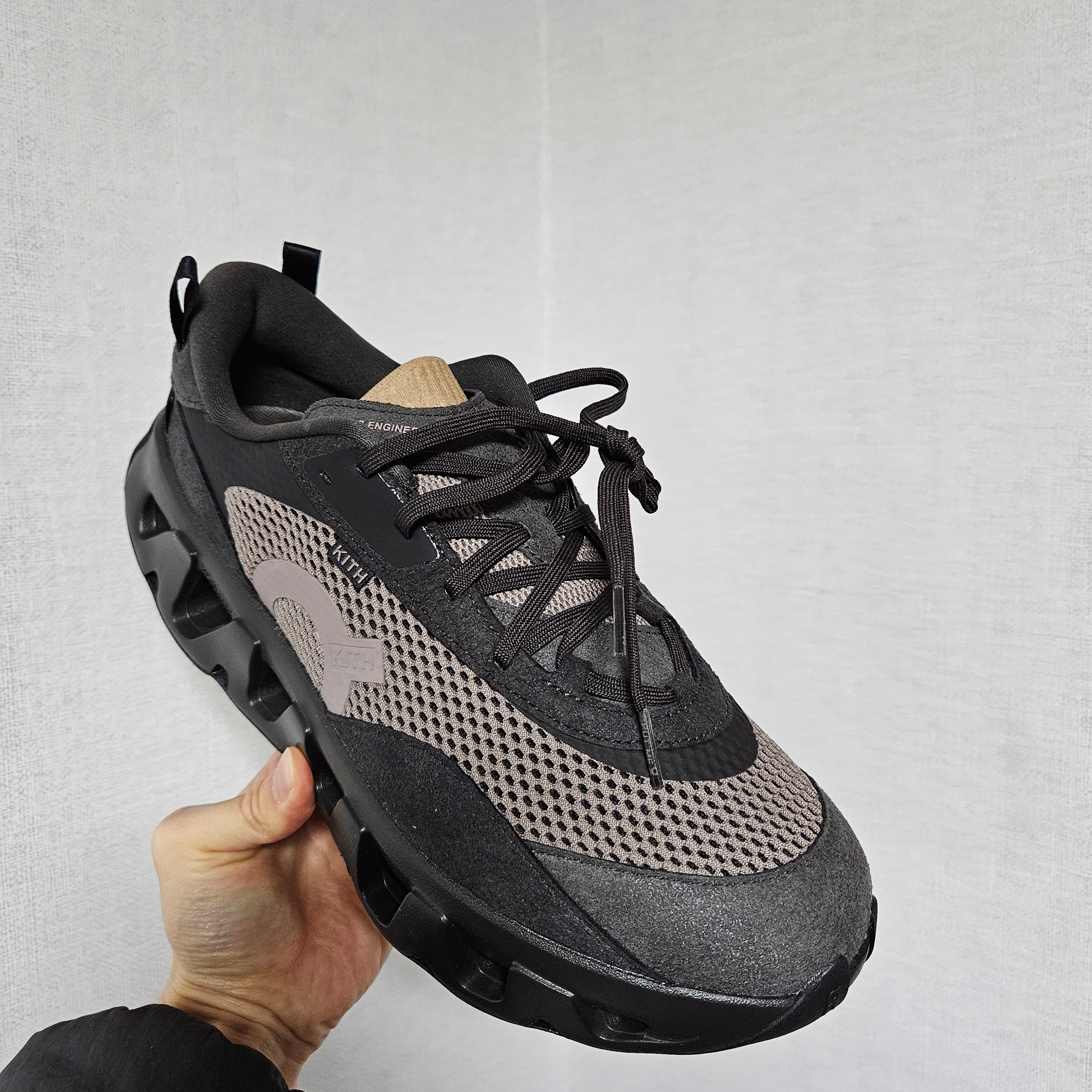 On Running x Kith K-Tech 2 Thorn Ganache 착용 스타일 - 3