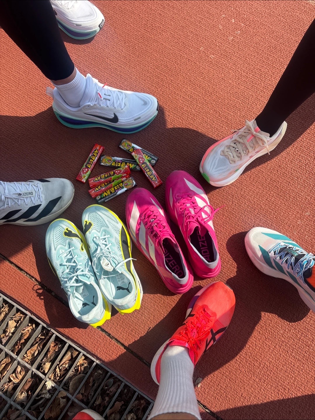 Asics Metaspeed Edge Tokyo Flash Red Black, Puma Deviate Nitro Elite 4 Fresh Water Lemon Crush 착용 스타일