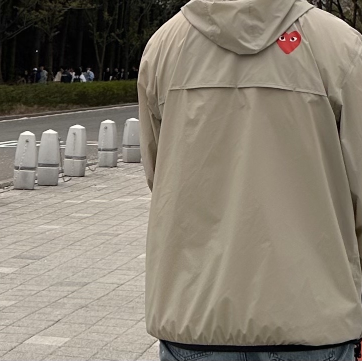 Play Comme des Garcons x K-Way Half Zip Jacket Beige 착용 스타일
