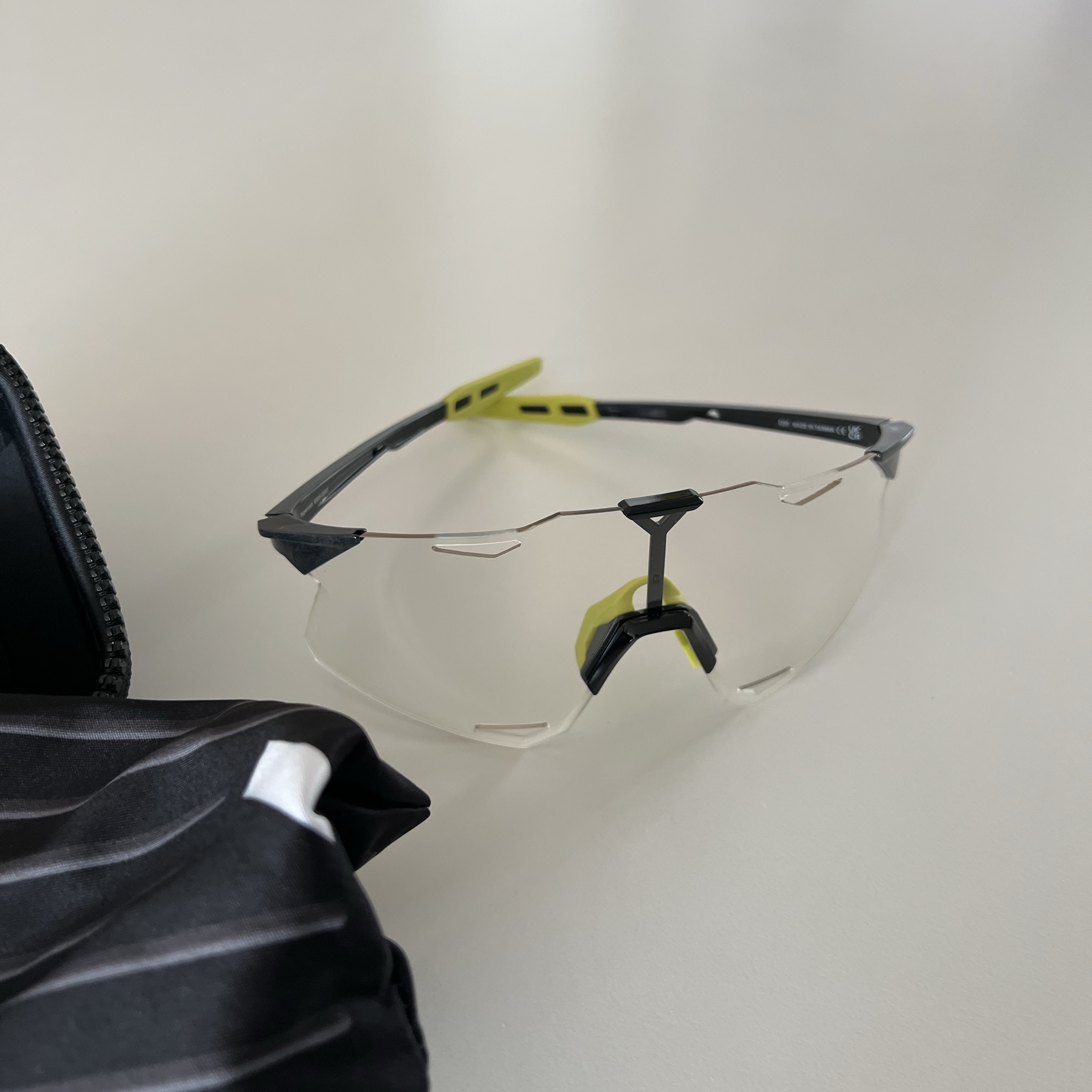 100% Hypercraft Gloss Black Photochromic Lens ์ฐฉ์ฉ ์คํ์ผ