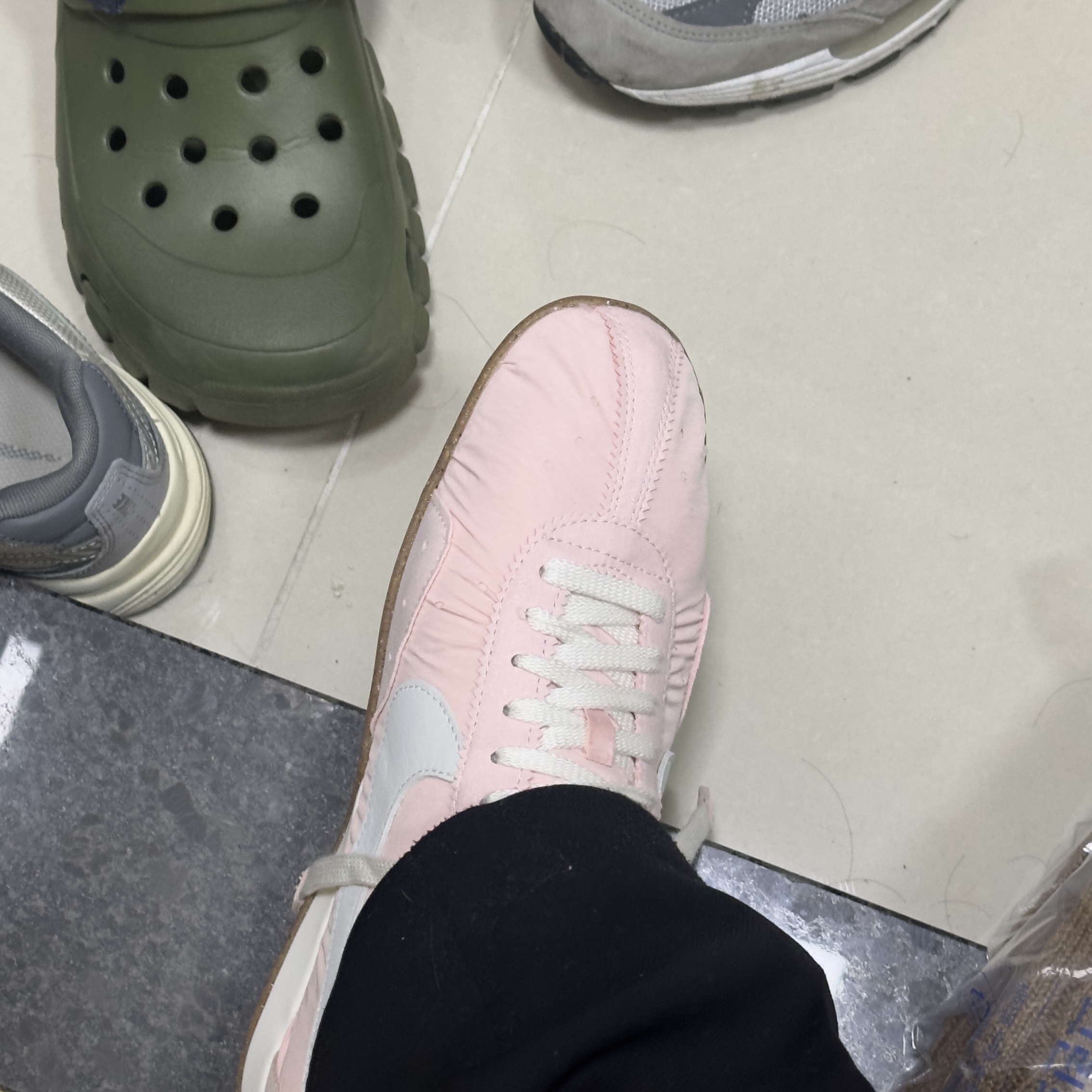 Nike x Jacquemus Moon Shoe SP Aluminum Pink Sail 착용 스타일