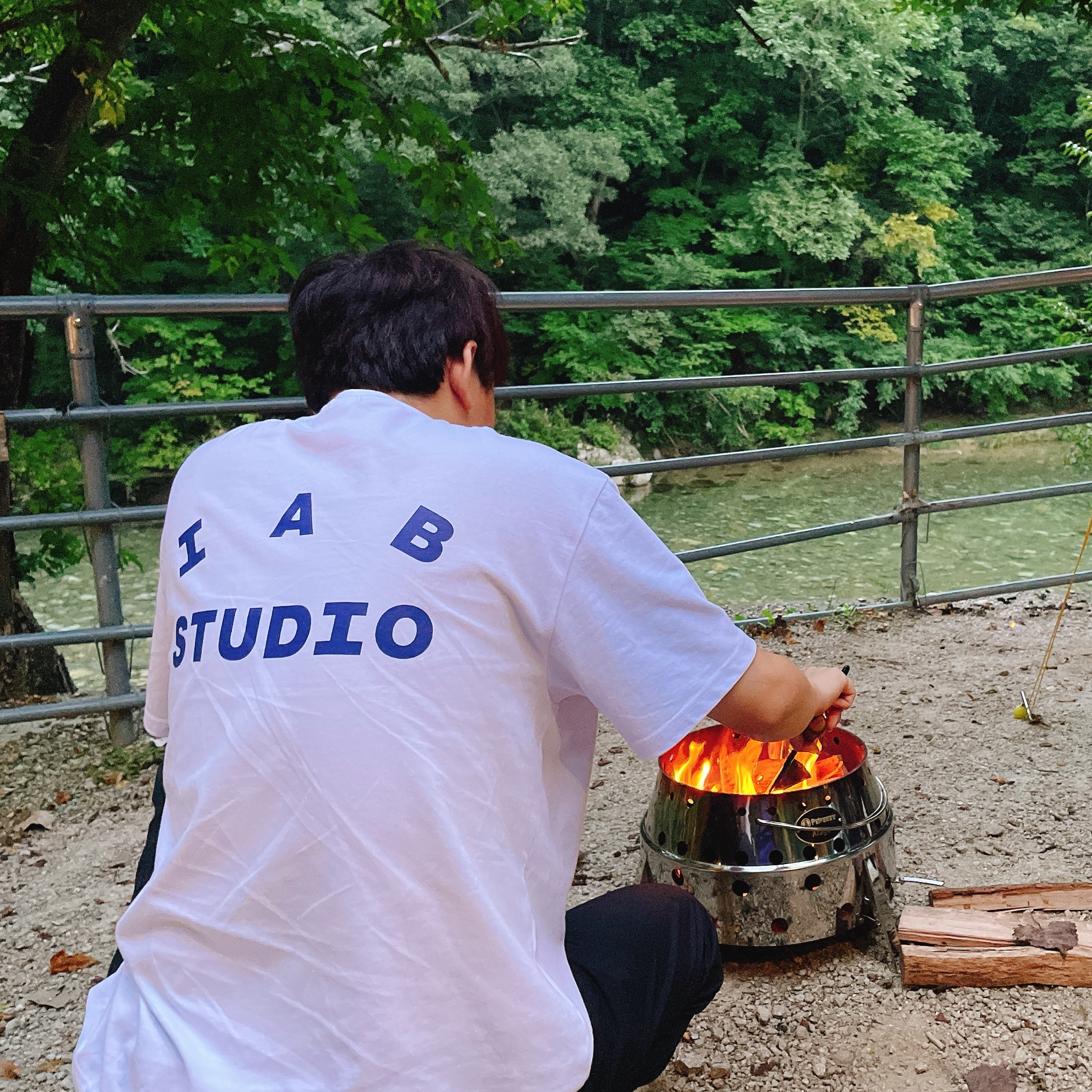 IAB Studio Line Logo T-Shirt White Orange, IAB Studio Established T-Shirt White Black 착용 스타일 - 3