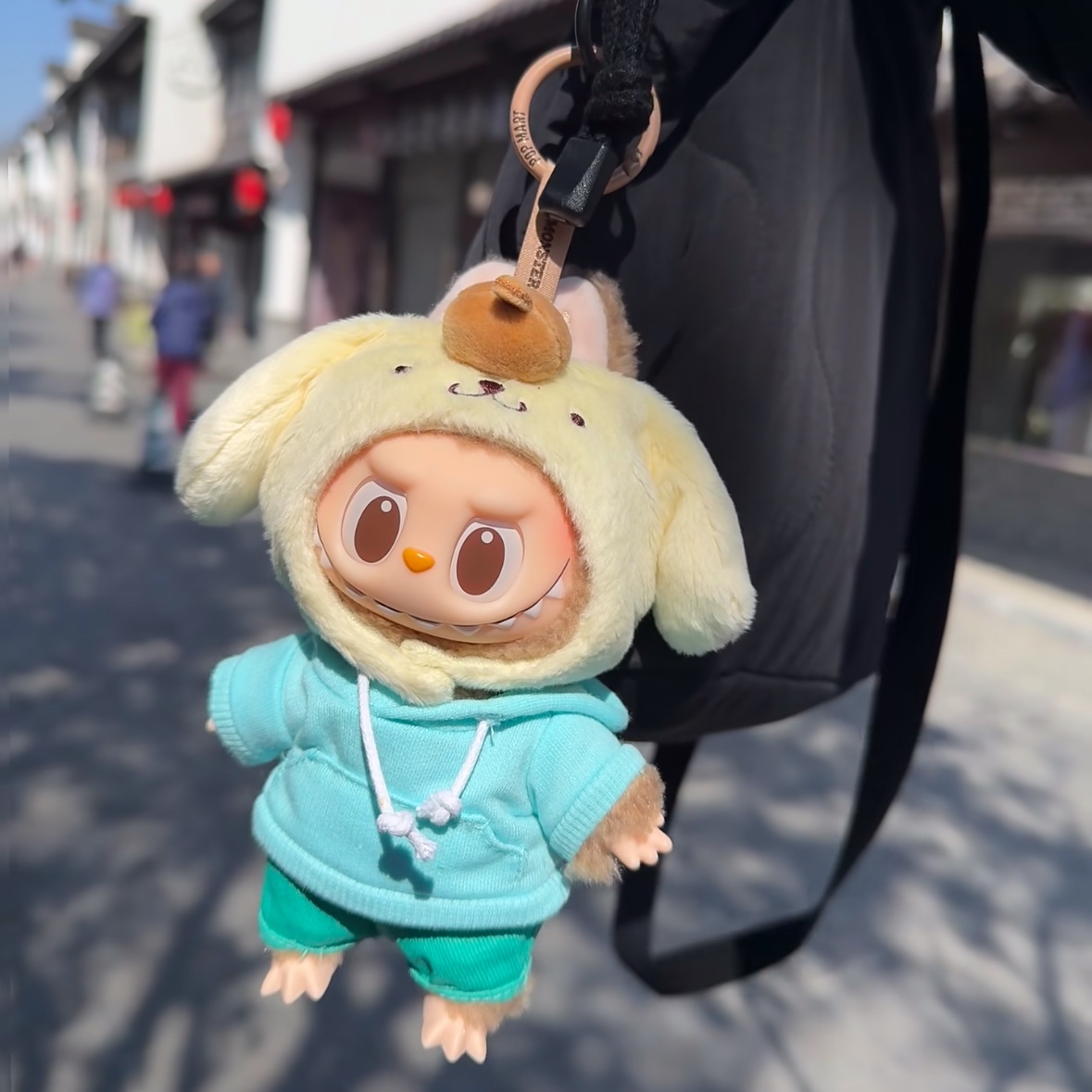Pop Mart Labubu The Monsters x Hello Kitty And Friends Series Plush Pendant Pompompurin (Opened Case) 착용 스타일