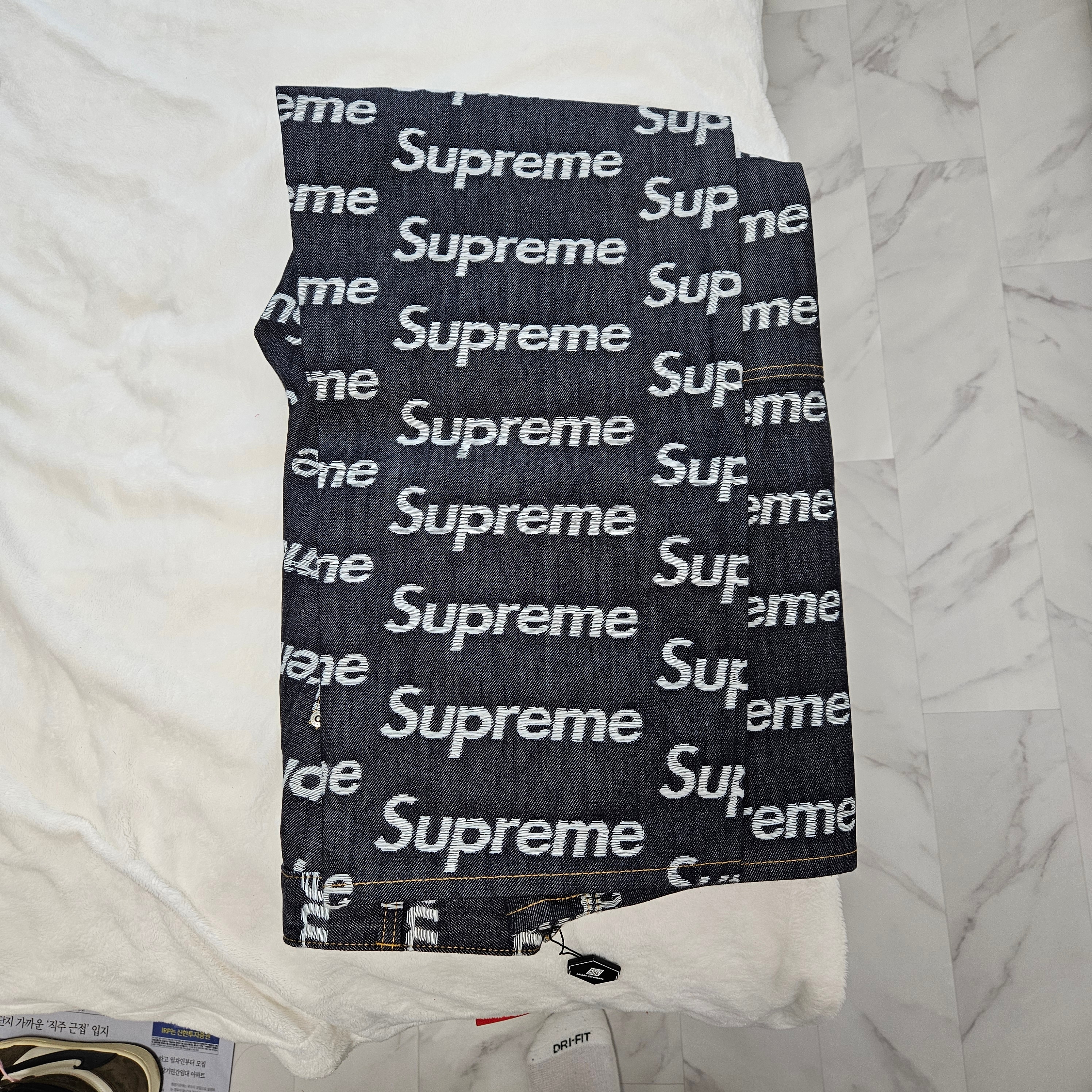 Supreme Jacquard Logos Double Knee Denim Painter Jean Rigid Indigo - 25FW, Supreme Box Logo Hooded Sweatshirt Magenta - 25FW 착용 스타일 - 4