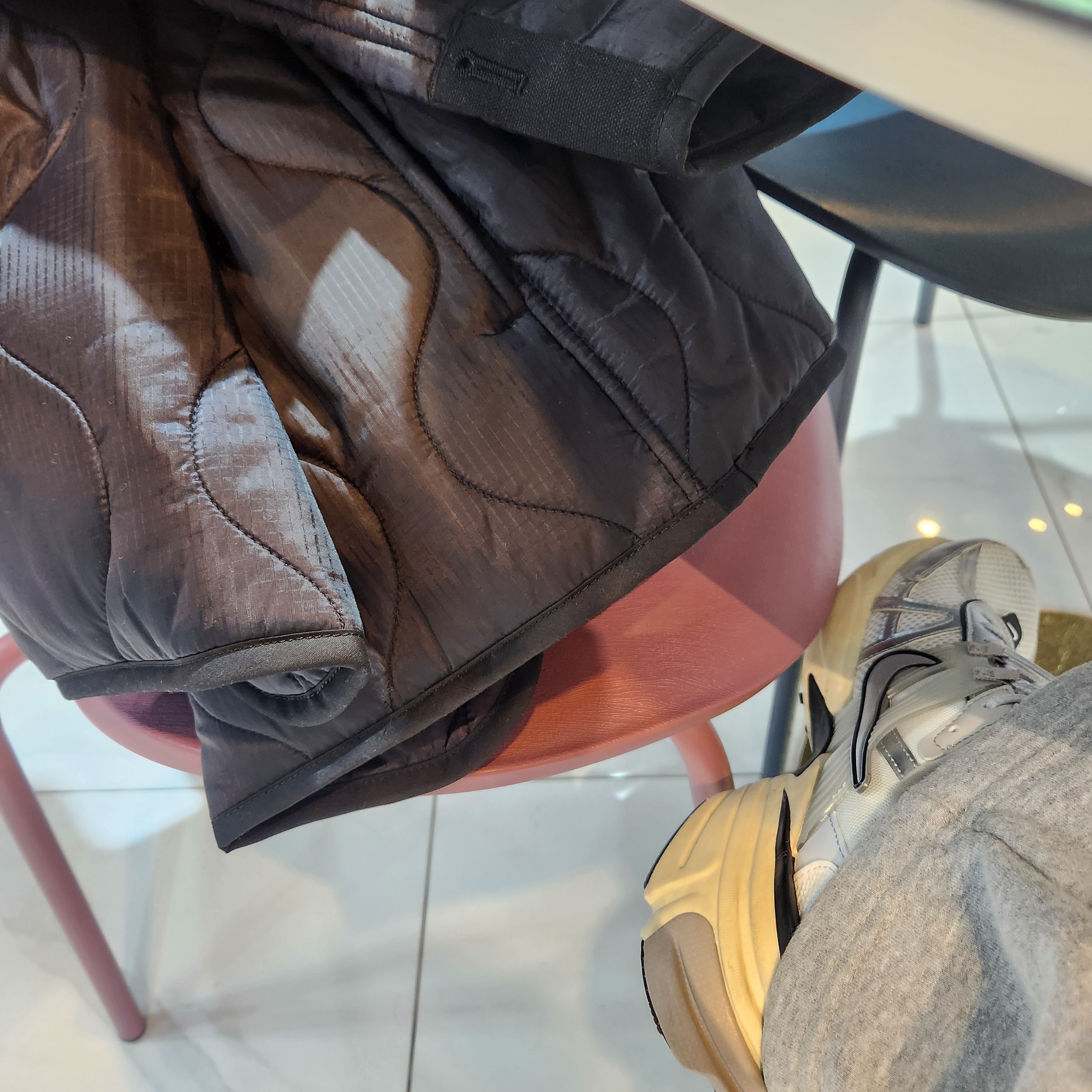 The North Face On Ball Jacket Black, Nike V2K Run Summit White Metallic Silver 착용 스타일 - 2