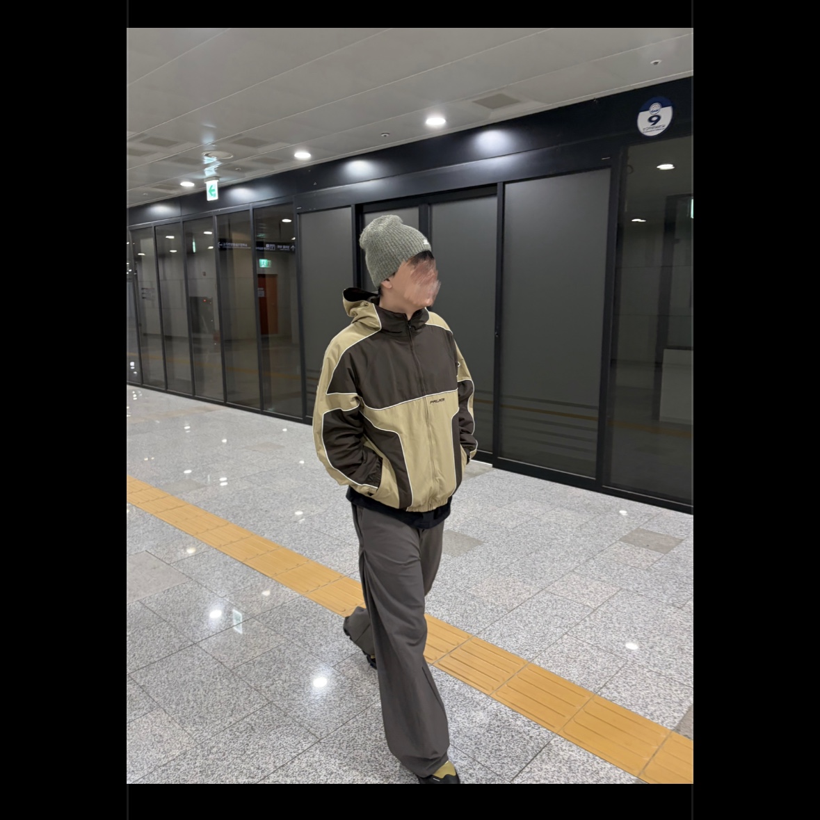 [더블적립] sunlovetour Heather Boucle Beanie Khaki, Palace Piped Hooded Shell Jacket Brown - 25SS 착용 스타일