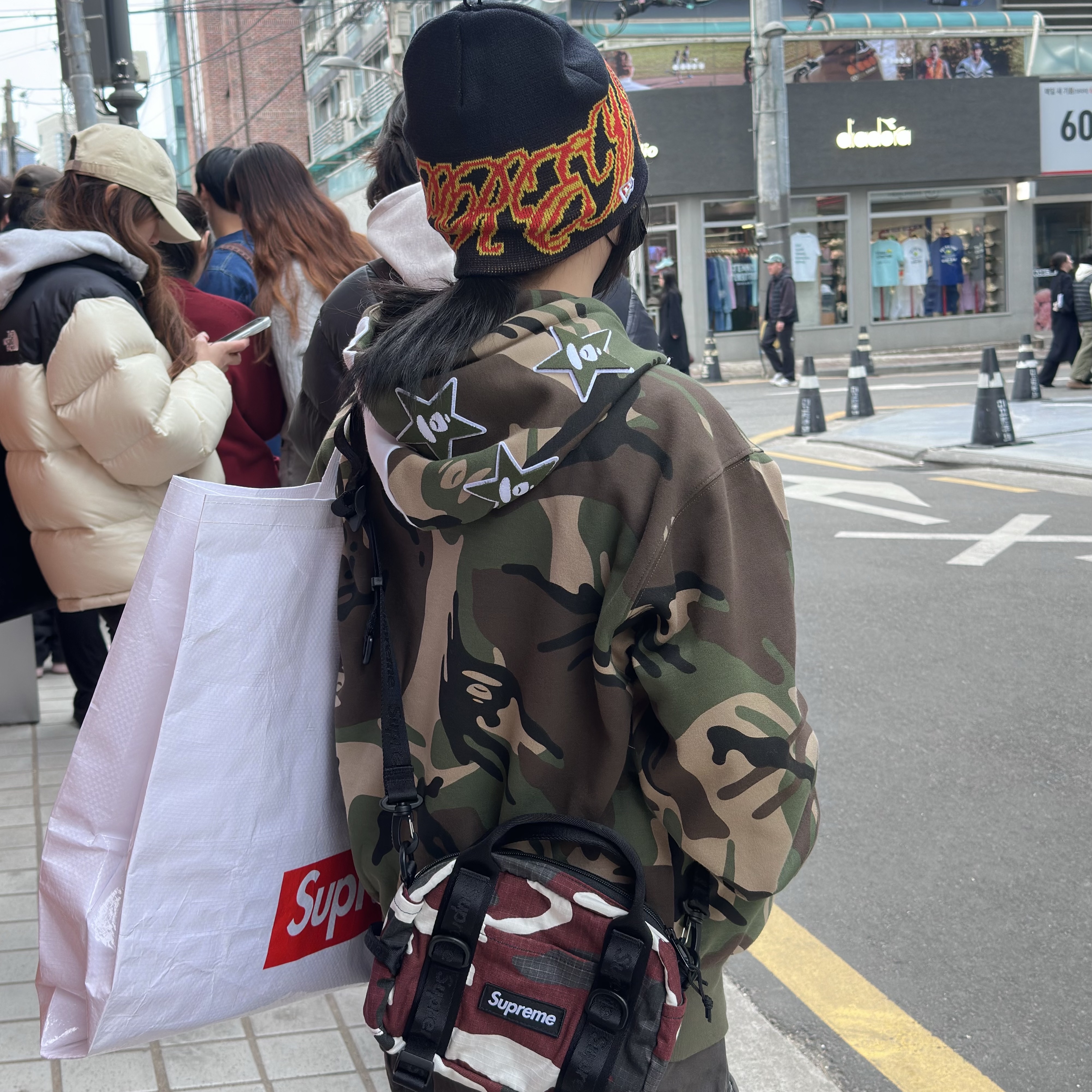 Supreme New Era Cursive Beanie Dark Navy - 26SS, AAPE Button Hoodie Camouflage Green - 26SS 착용 스타일 - 2
