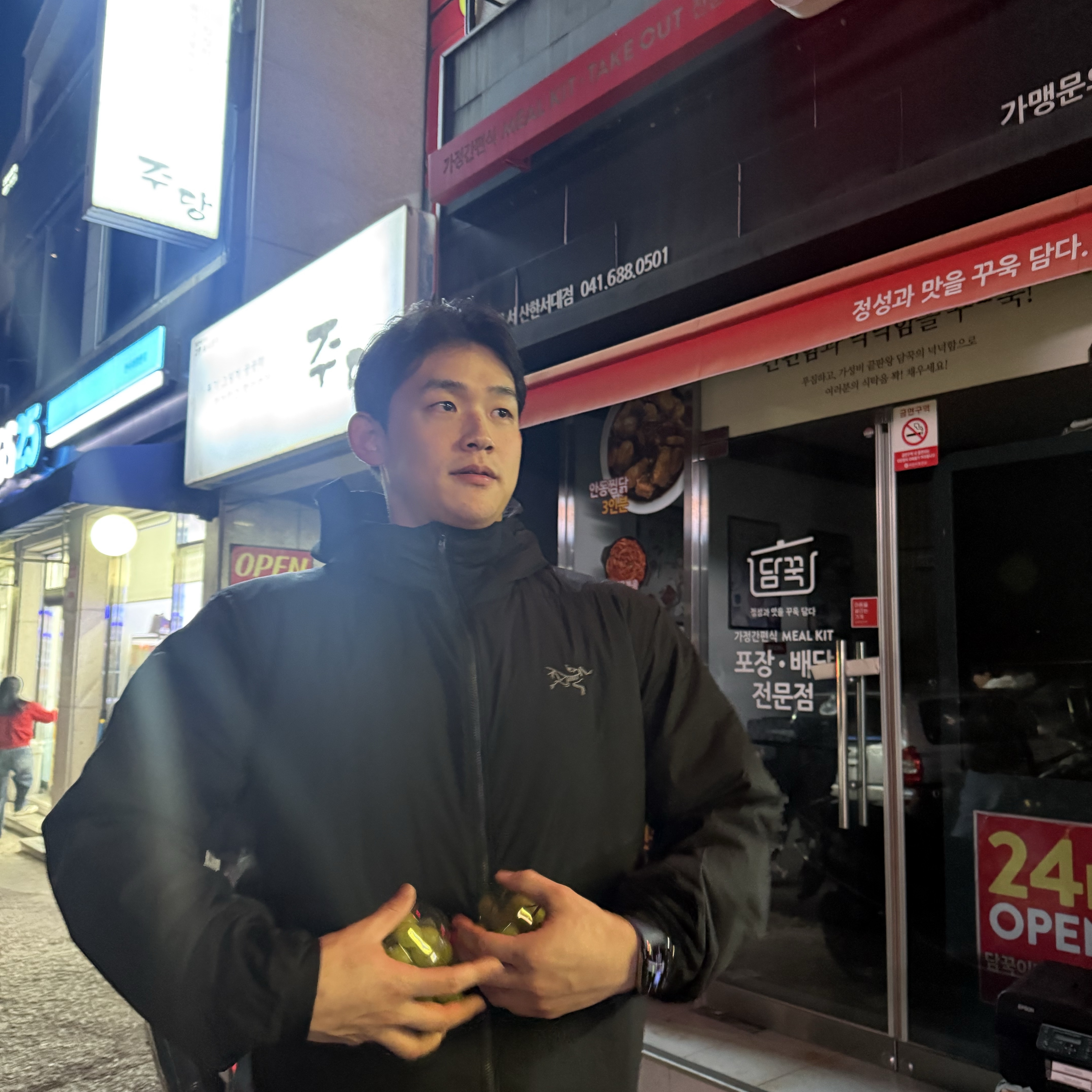 Arc'teryx Atom Hoody Black 착용 스타일 - 2