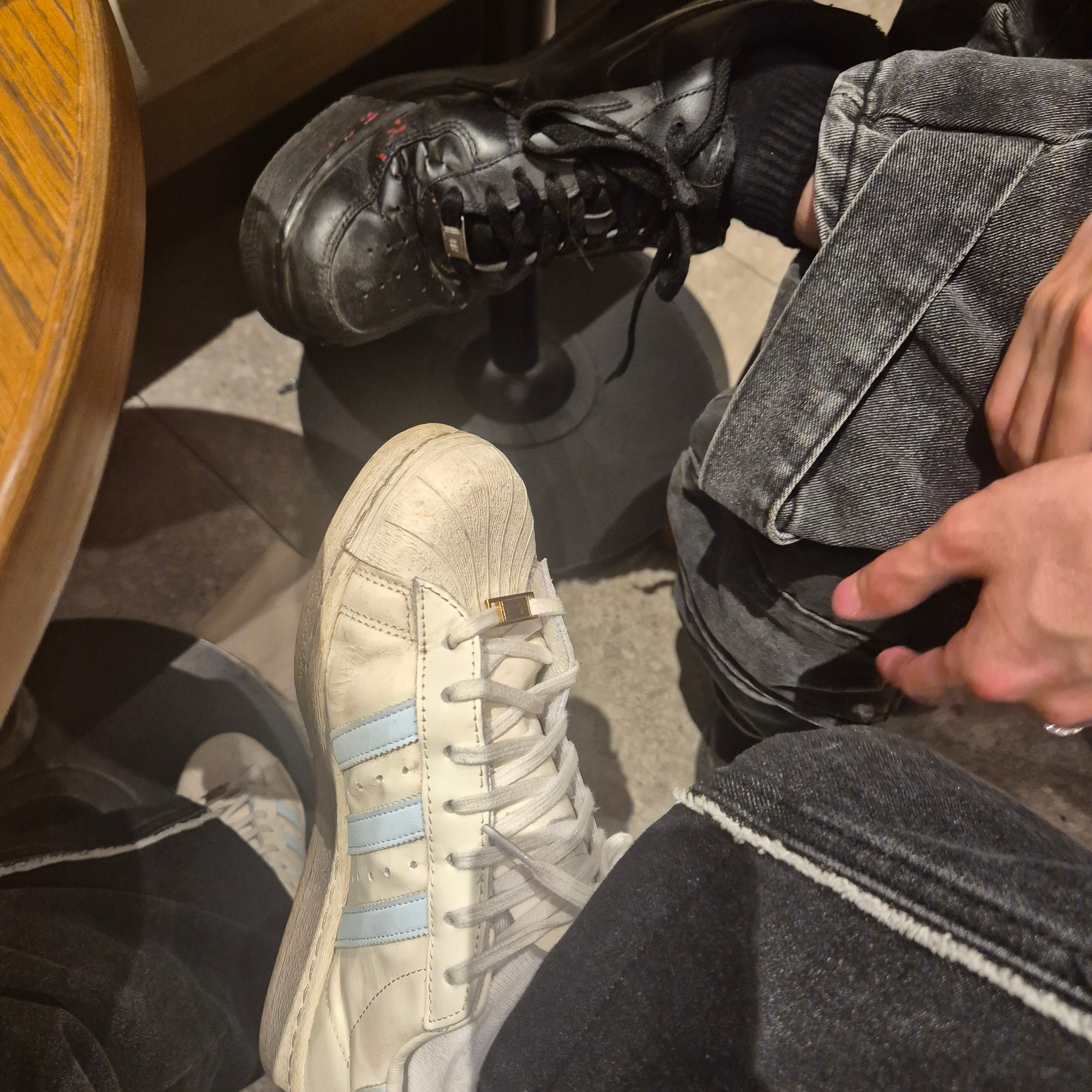 Nike Air Force 1 '07 Low Triple Black, Adidas Superstar 82 Cloud White Sky Tint 착용 스타일