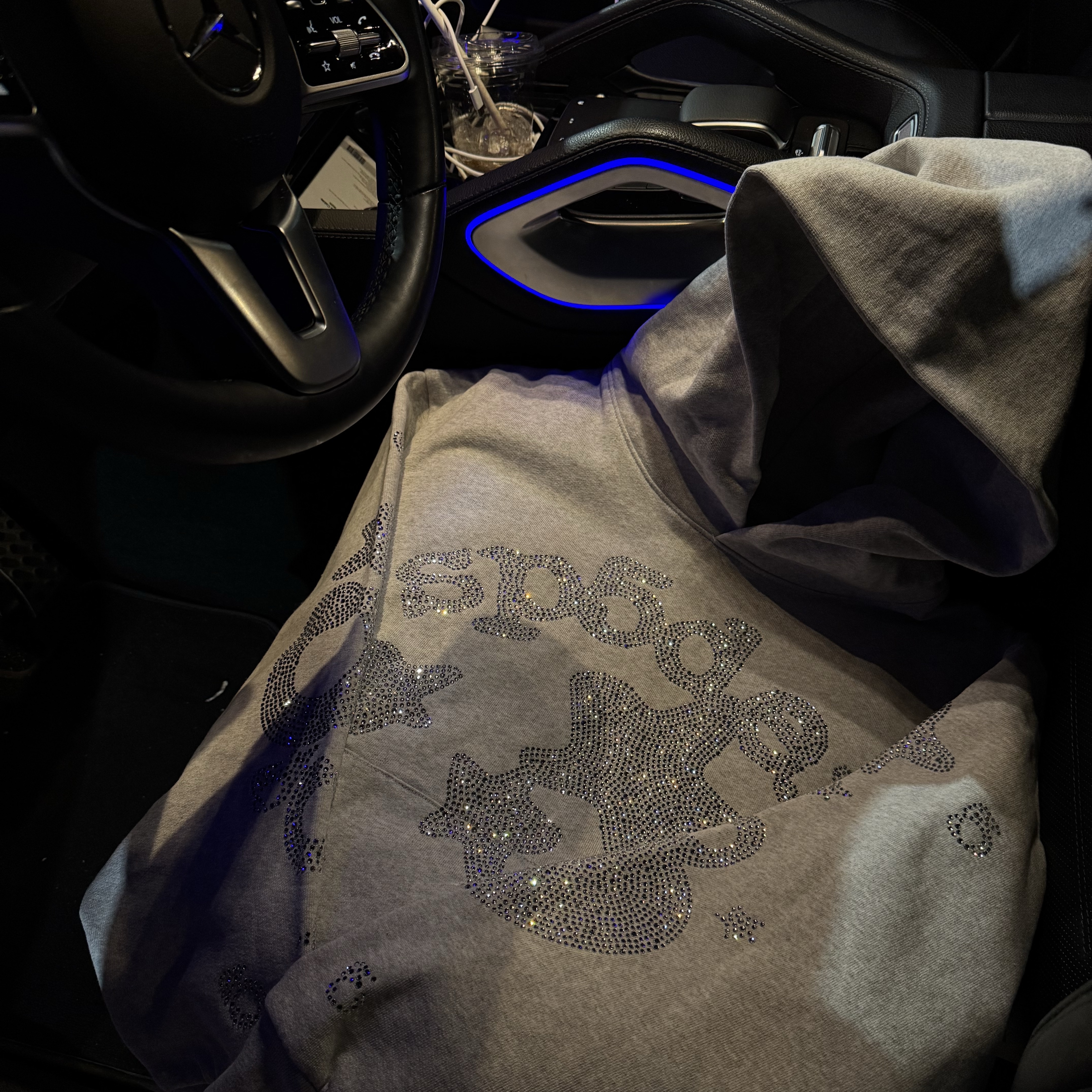 Sp5der Rhinestone Hoodie Heather Grey 착용 스타일