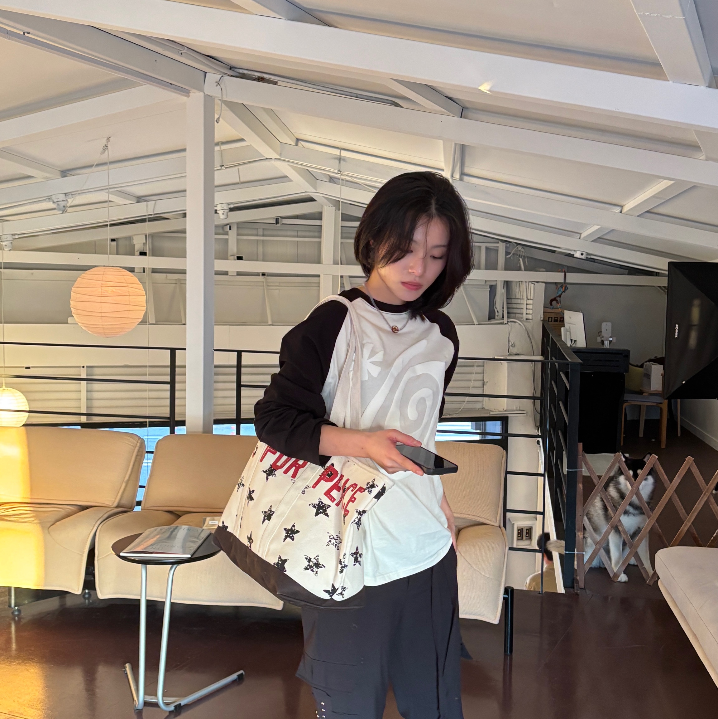 AMOU Dot Star Tote Bag, AMOU Molly Reglan long sleeve Black 착용 스타일 - 3