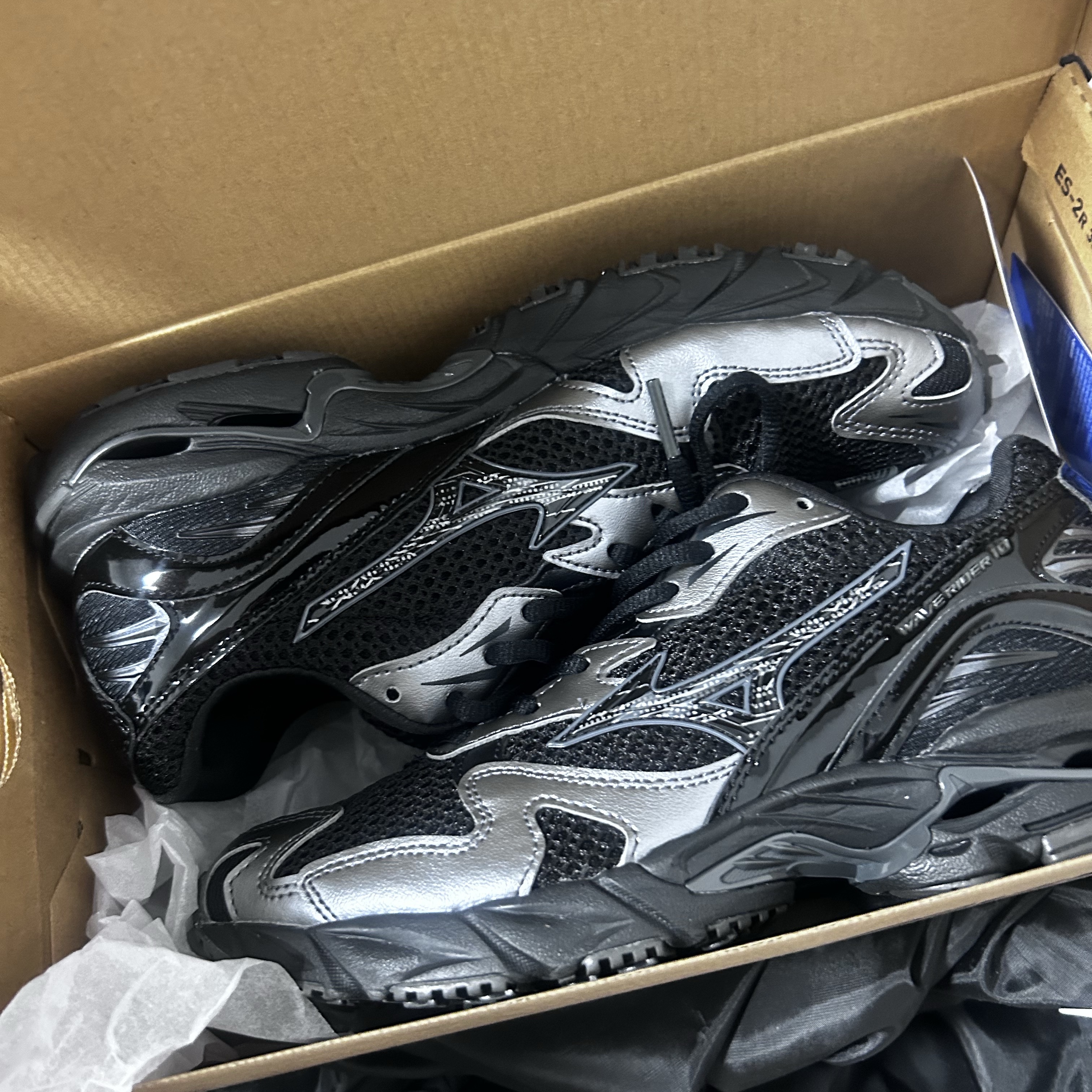 Mizuno Wave Rider 10 Black Black Sand Metallic Gray 착용 스타일
