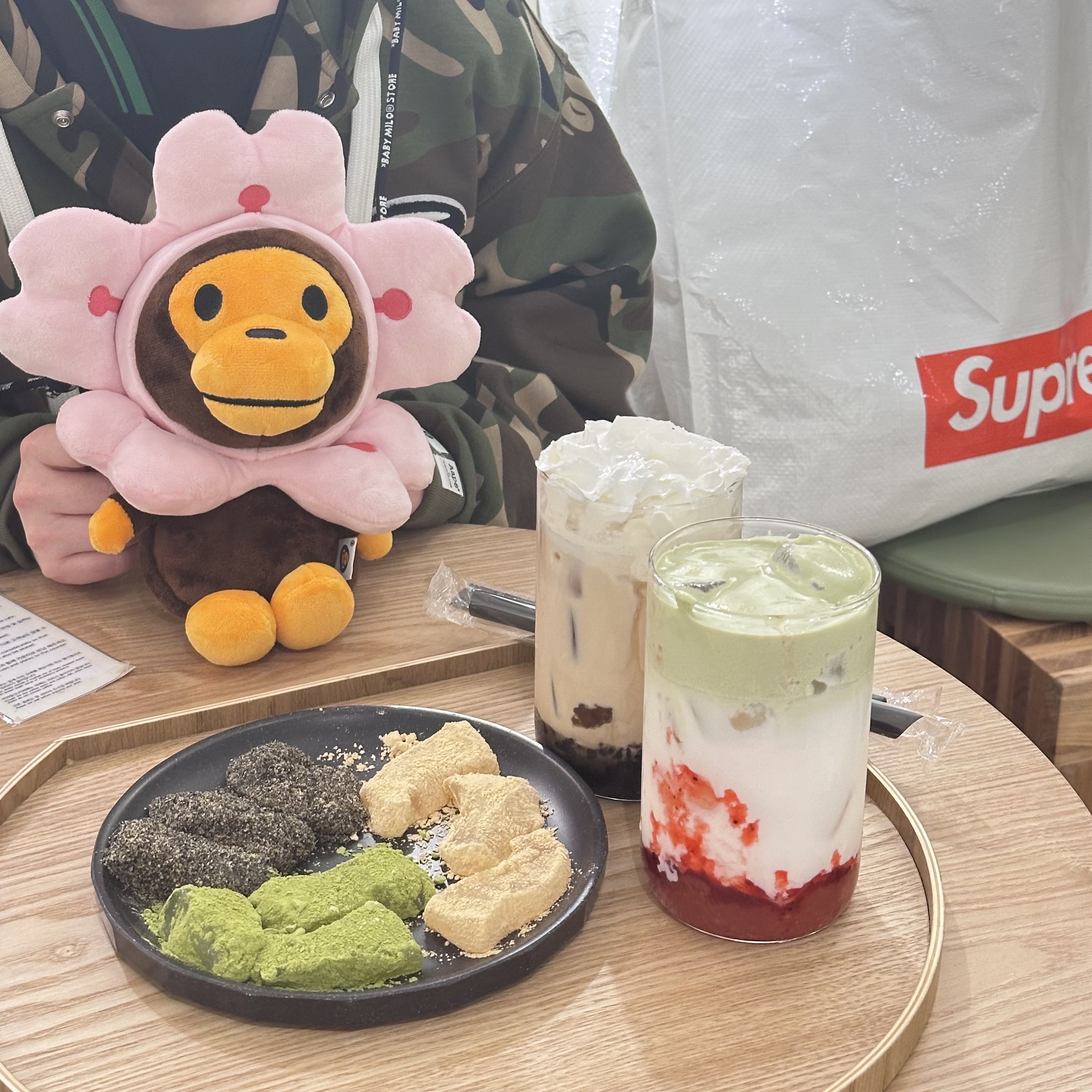 Supreme New Era Cursive Beanie Dark Navy - 26SS, AAPE Button Hoodie Camouflage Green - 26SS 착용 스타일 - 3
