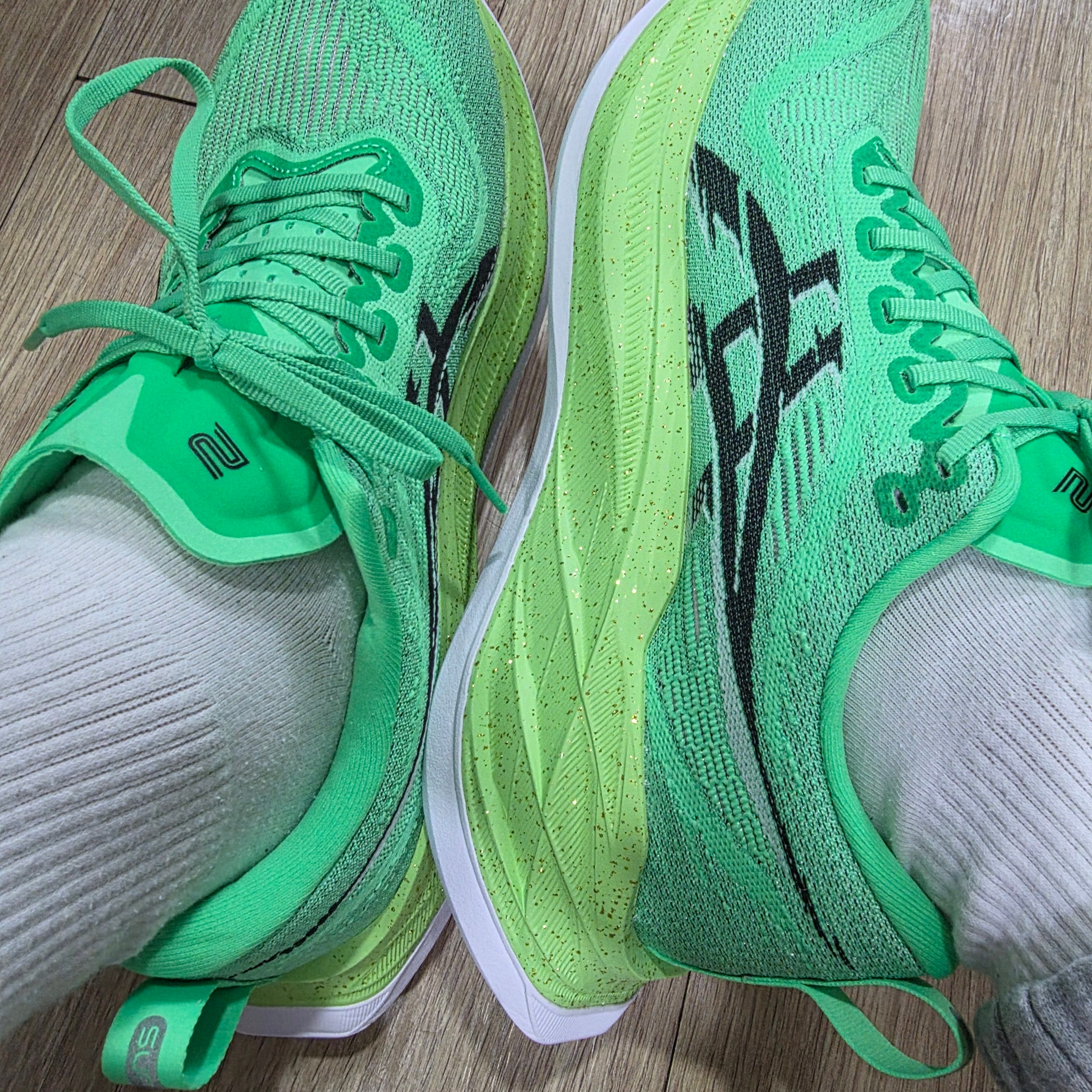 Asics Superblast 2 Ekiden Vital Green Black 착용 스타일 - 2