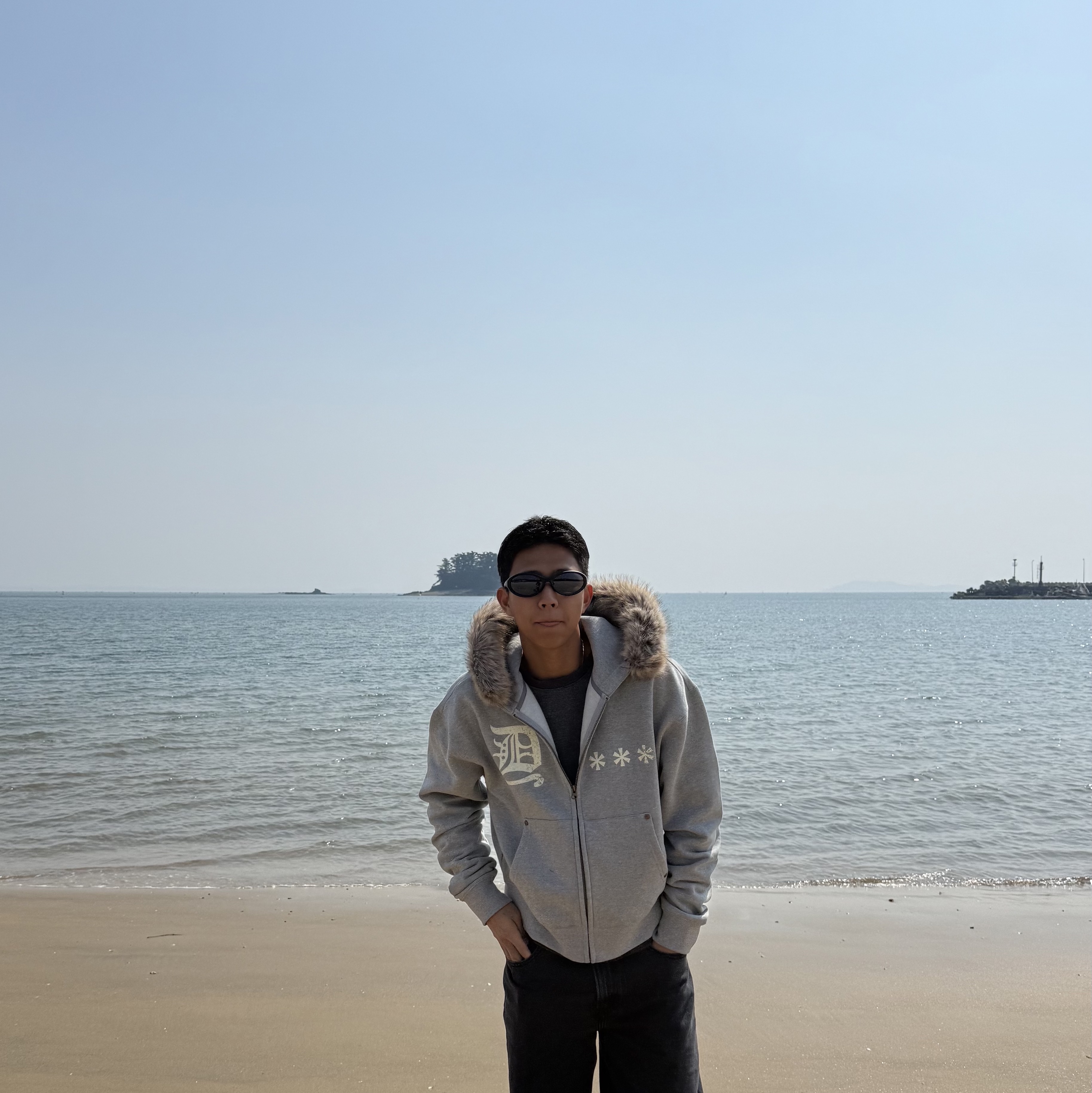 AMOU Fur Hoodie Zip Up Gray 착용 스타일 - 1