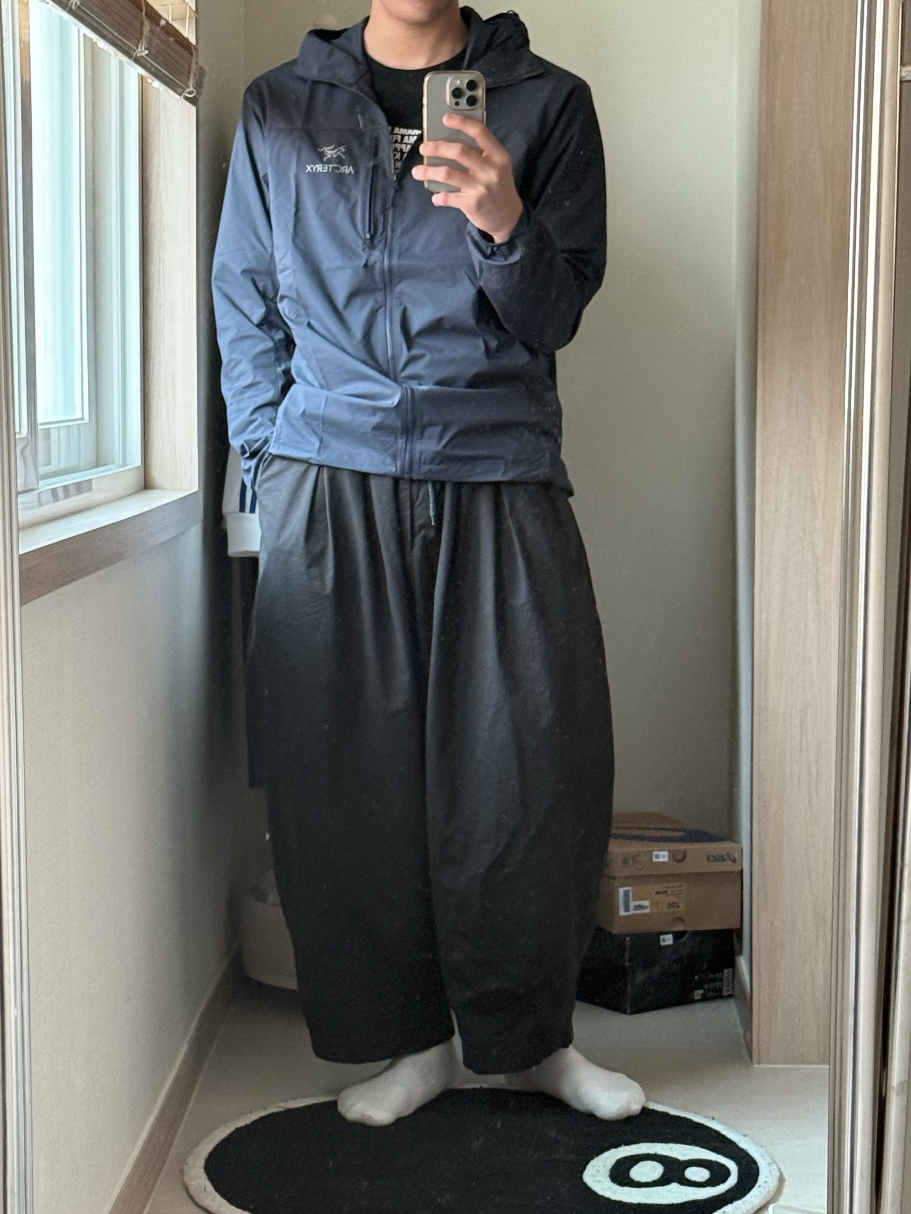 Arc'teryx Squamish Hoody Black Sapphire 착용 스타일 - 2