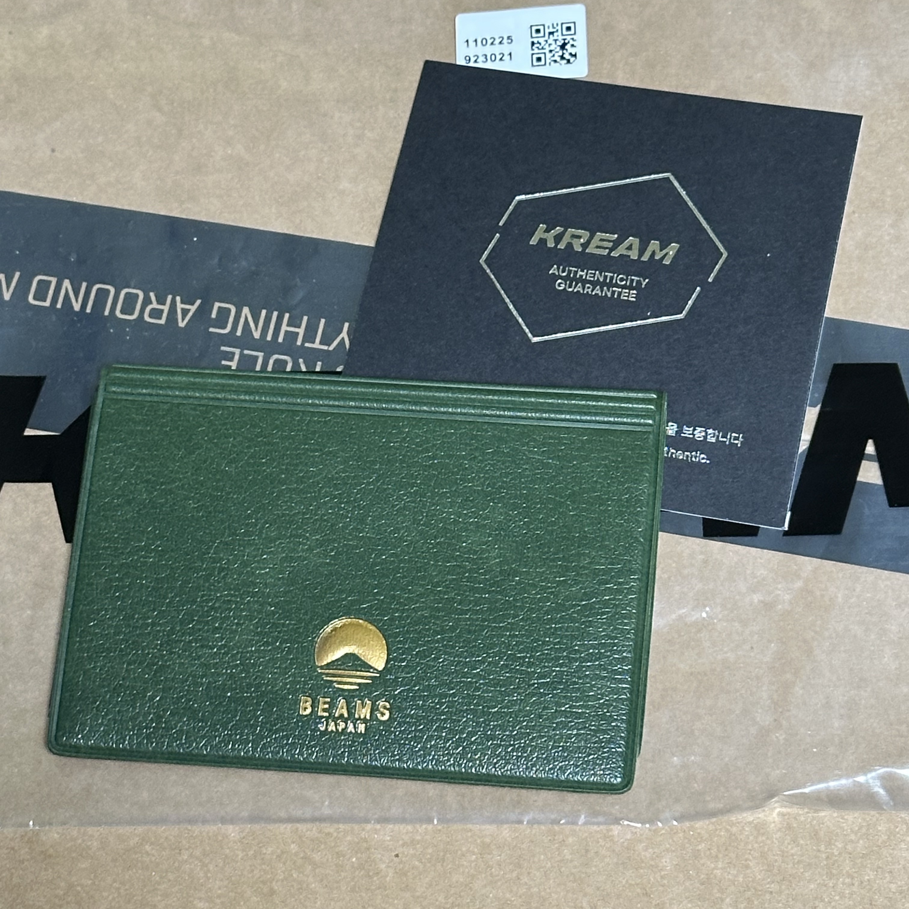 Beams x Hightide Special Order Pass & Card Case Green 착용 스타일