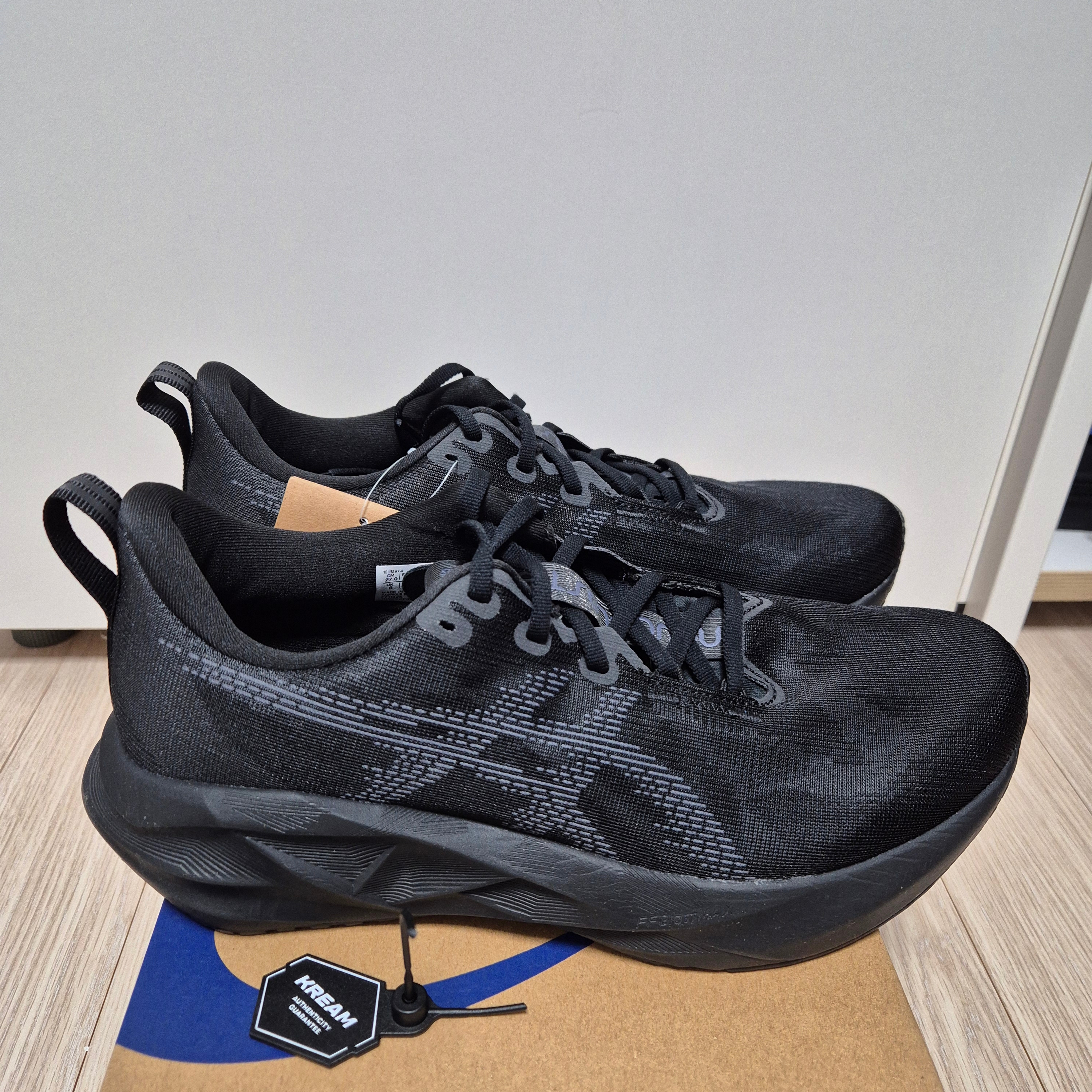 Asics Novablast 5 Black Carrier Grey 착용 스타일