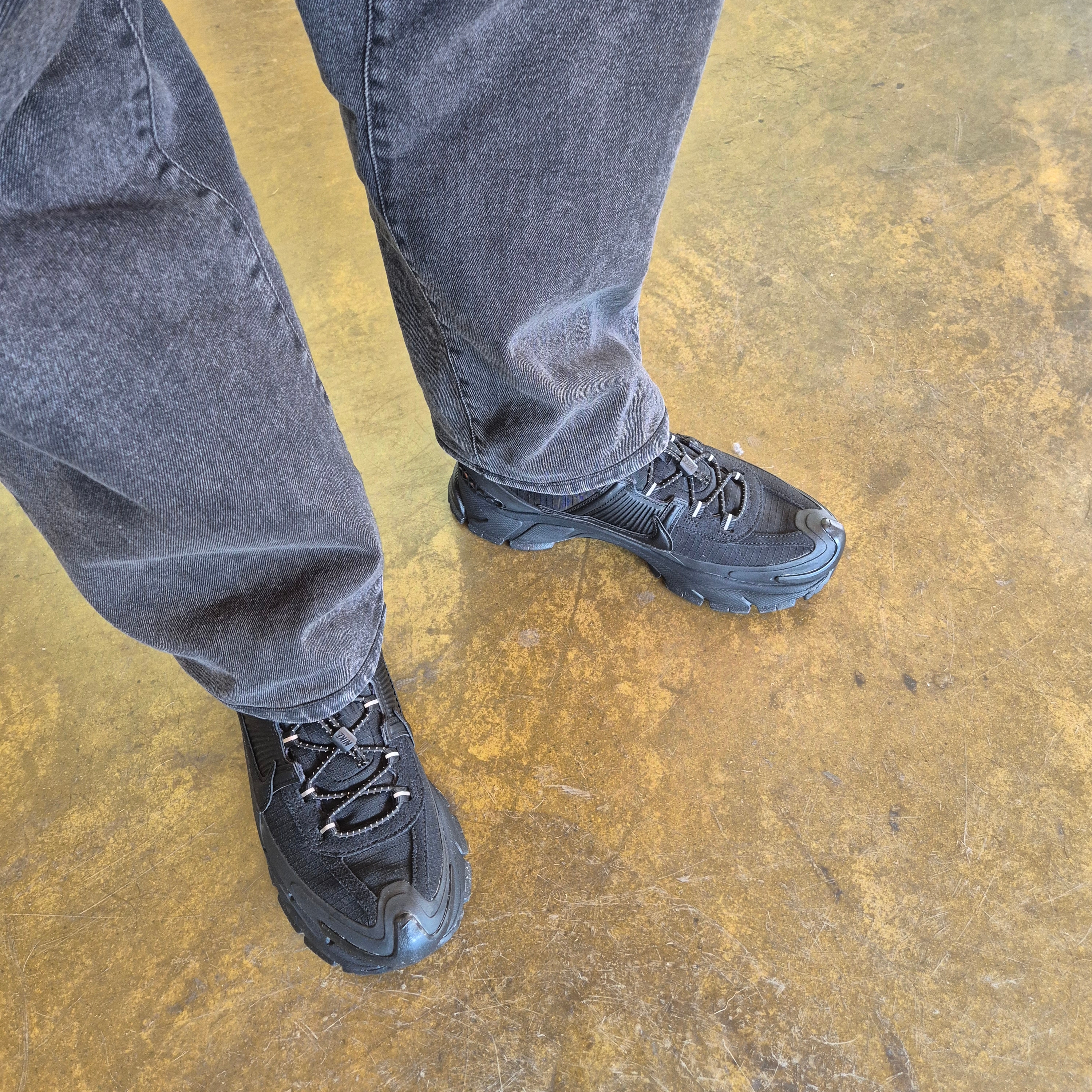 Nike Zoom Vomero Roam Black Racer Blue 착용 스타일