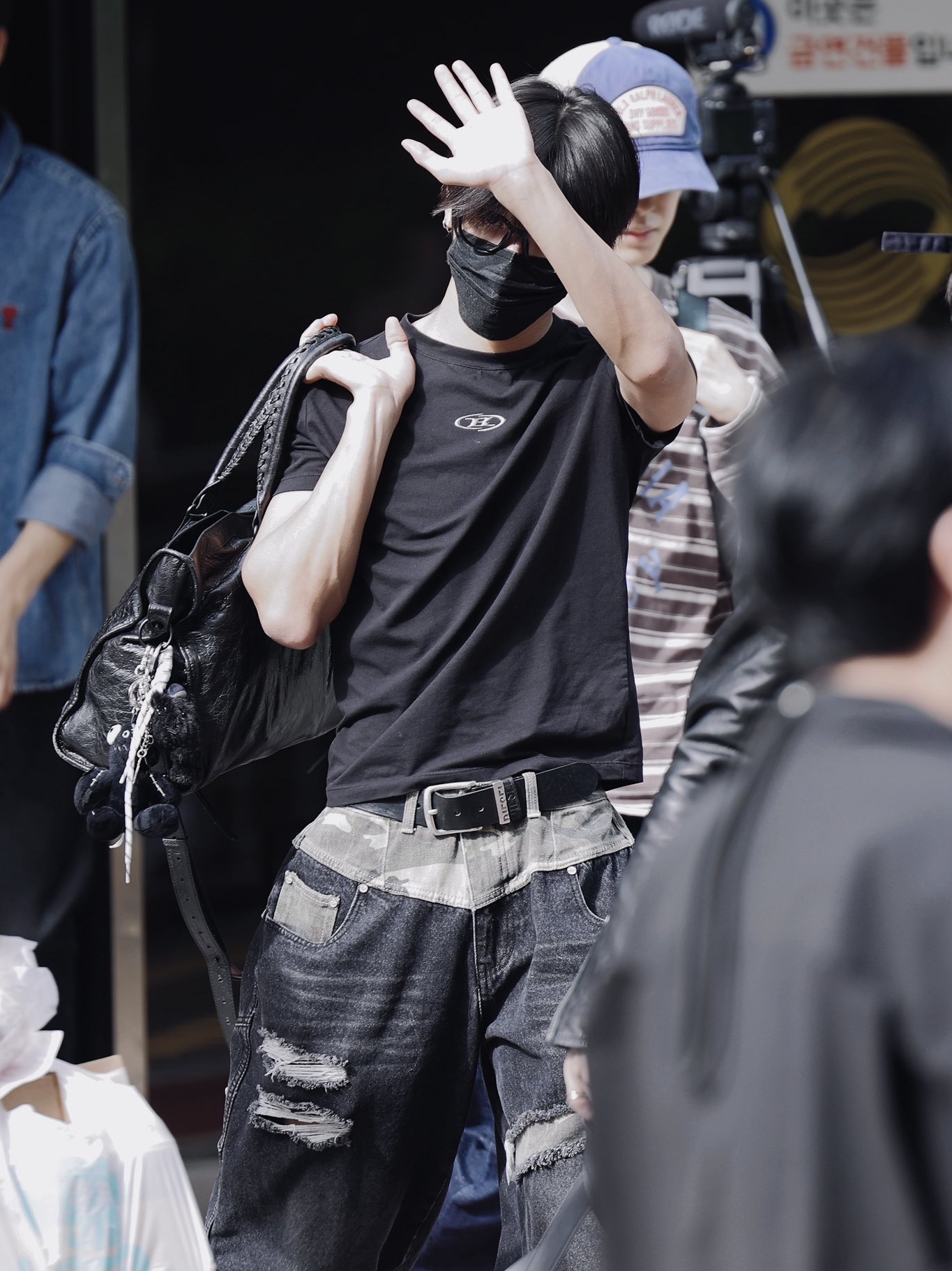 Diesel B-Visible Leather Belt Black, Balenciaga Le City Large Bag Black 착용 스타일