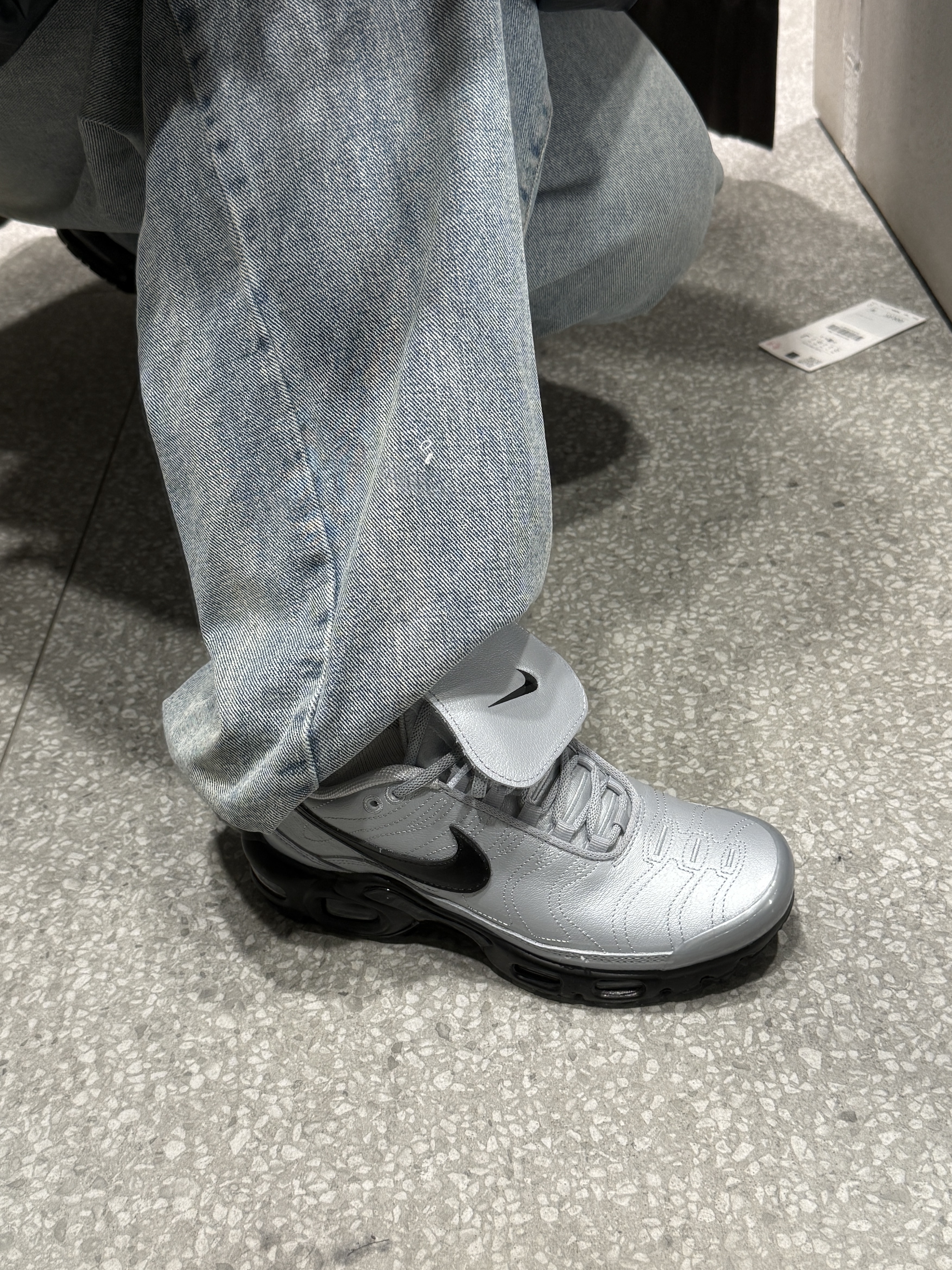 Nike Air Max Plus TNPO Wolf Grey and Black 착용 스타일 - 2