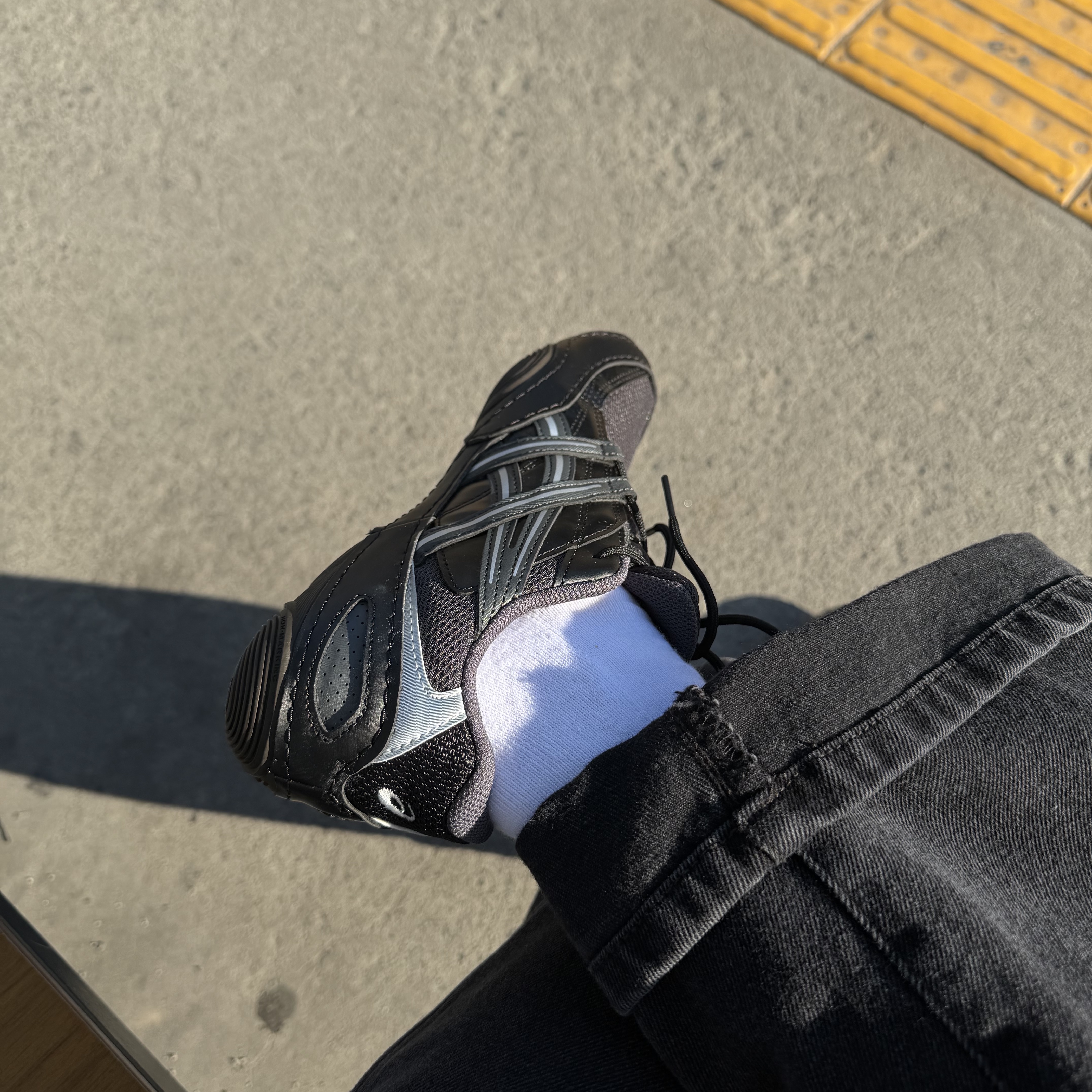 Asics Hypersync Graphite Grey Black 착용 스타일
