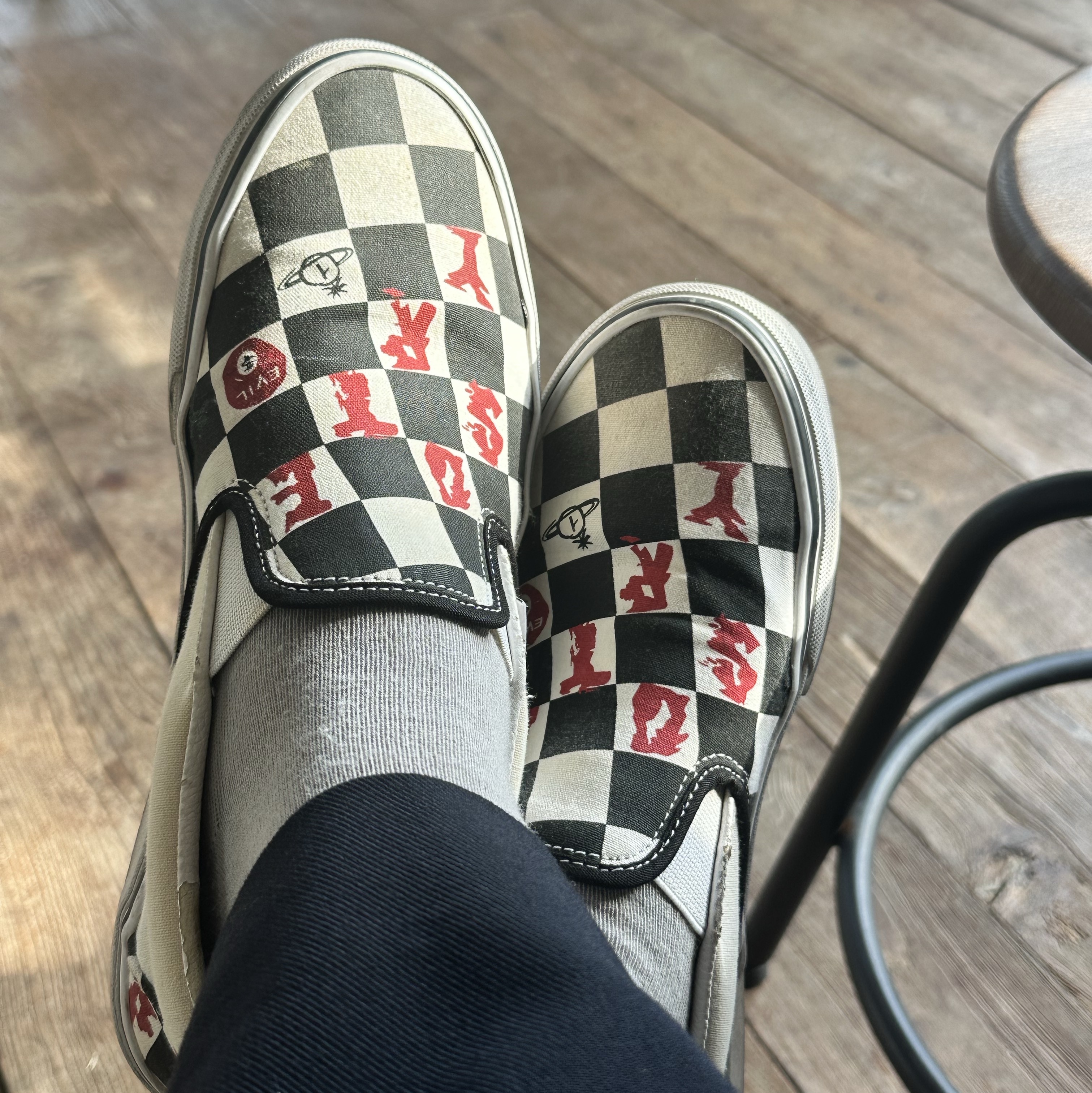 CDG Long Sleeve T-Shirt Black Stripe Black, Vans x Vivienne Westwood Slip-On Checkerboard White 착용 스타일 - 2