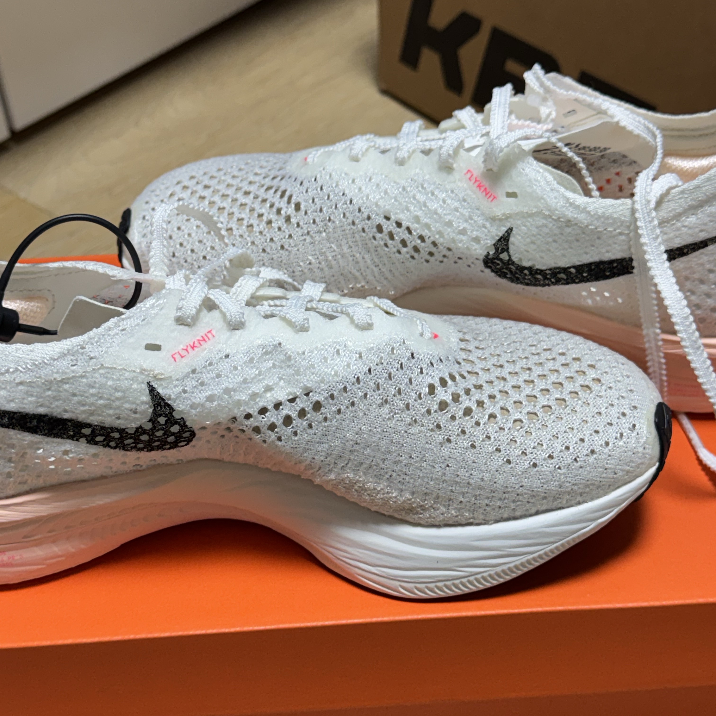 (W) Nike ZoomX Vaporfly Next% 3 Sail Crimson Tint 착용 스타일